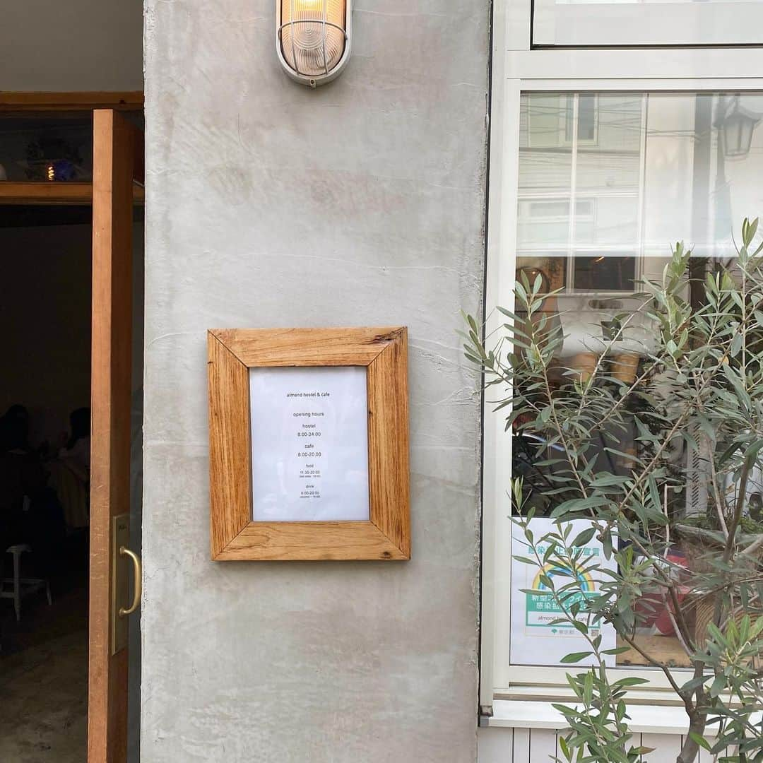 岡山友里愛さんのインスタグラム写真 - (岡山友里愛Instagram)「【almond hostel&cafe / 代々木八幡】﻿ ガッツリ食べたかったので﻿ 珍しく甘いものじゃなくしょっぱい系😋﻿ ﻿ テイクアウトもできるみたいで﻿ 代々木公園とかで食べるのも﻿ 良さそう〜✨﻿ ﻿ とにかく美味しかった、、﻿ チーズときのこは優勝🏆  ﻿ ﻿ ﻿ ﻿ ﻿」2月20日 20時54分 - ___yuria____