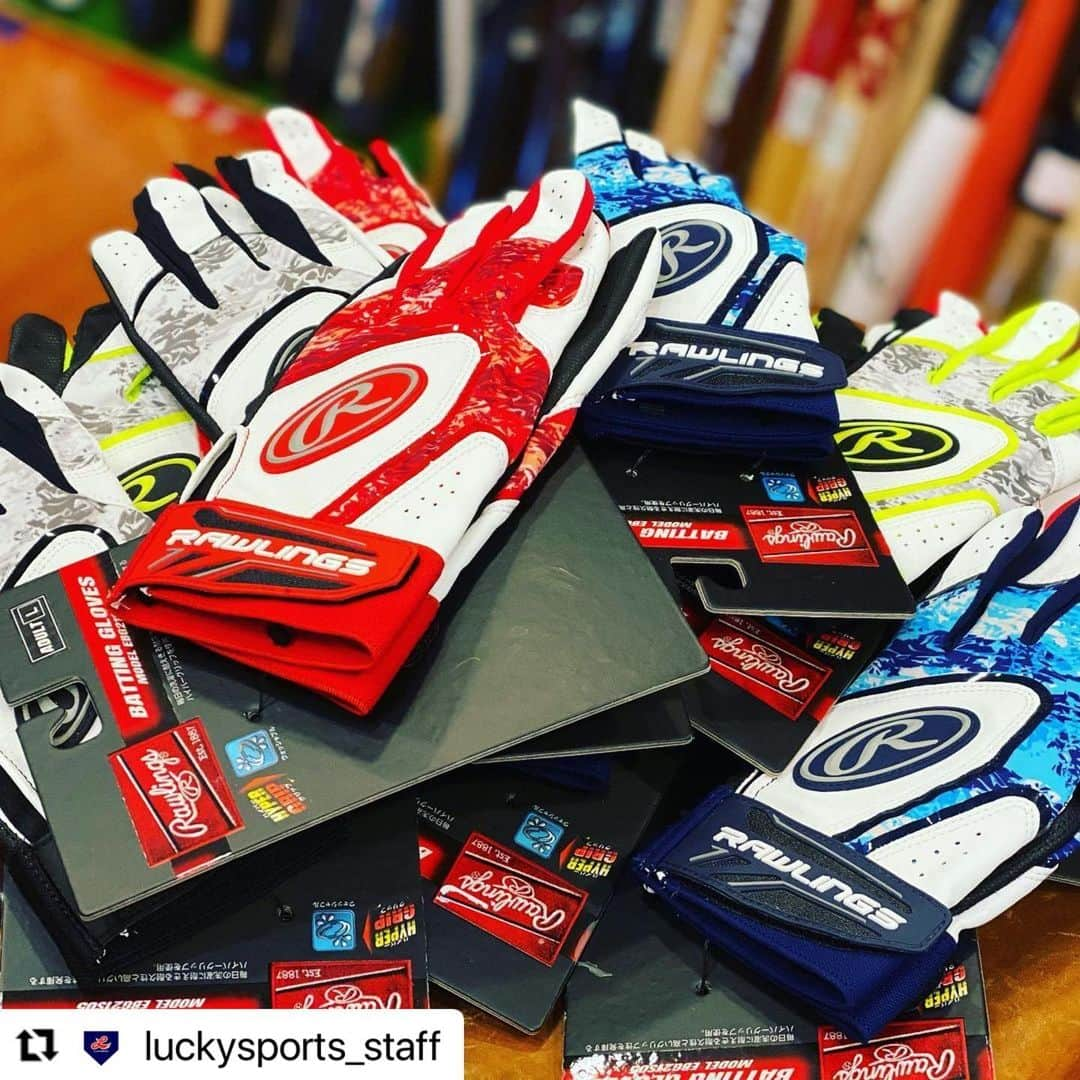 Rawlings Japanさんのインスタグラム写真 - (Rawlings JapanInstagram)「#Repost @luckysports_staff with @make_repost ・・・ ローリングスからローリングスらしい✨カラーグラブが入荷しました。配色がいいですね。やはり👌  #ローリングス #バッティンググローブ  #アメリカンテイスト #草野球 #野球好きな人と繋がりたい  #神奈川野球用品店  #相模原野球用品店  #ラッキースポーツ @rawlings_japan_llc」2月20日 20時55分 - rawlings_japan_llc