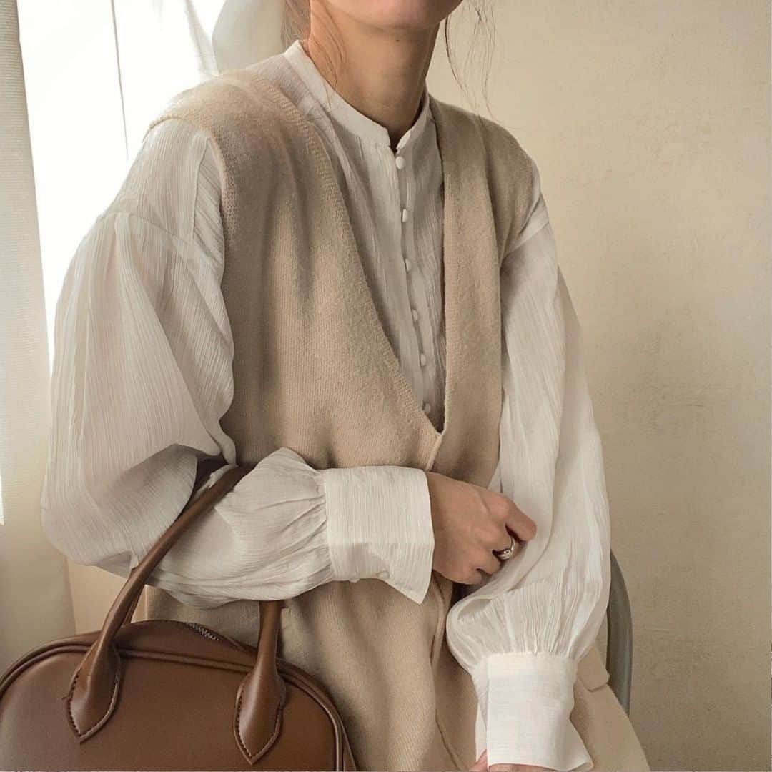 のインスタグラム：「. . . 春はボタンが可愛いブラウスが大活躍♡ ベストをレイヤードしておしゃれ上級者コーデに✨ . アイテムの詳細はアカウントをチェック♡ @say011 さん 素敵なコーデの紹介ありがとうございます！ . . ♡コーデ募集♡ お気に入りのコーデに #mineby3mootd #mineプチプラ部 のハッシュタグ をつけて投稿してください💕﻿ 投稿していただいた中から選ばれた投稿はMINEの記事や広告、MINE公式インスタグラムにてご紹介させてもらいます！ あなたもMINEに載れるかも😍 . . #mineby3mootd #mineプチプラ部 #プチプラコーデ #mineアイテム部 #きょコ #今日のコーデ #大人カジュアル #大人シンプルコーデ #大人シンプル #シンプルコーデ #秋冬 #秋冬コーデ #冬コーデ #春コーデ #ブラウス #ブラウスコーデ #ベスト #レイヤード #レイヤードコーデ #ホワイトコーデ #白ブラウス #ノーカラー」