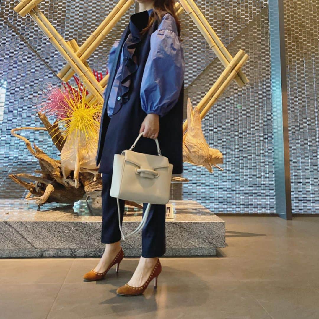 t.krmeのインスタグラム：「先日コーデ 暖かかったこの日は迷わず届いたばかりの春物を着ました💙  Tops/Pants: #yori_japan  Bag: #vasic Shoes:#pellico #fashion#cordinate#casualstyle #yori#mom #ヨリ#ペリーコ #バシック #ママコーデ」