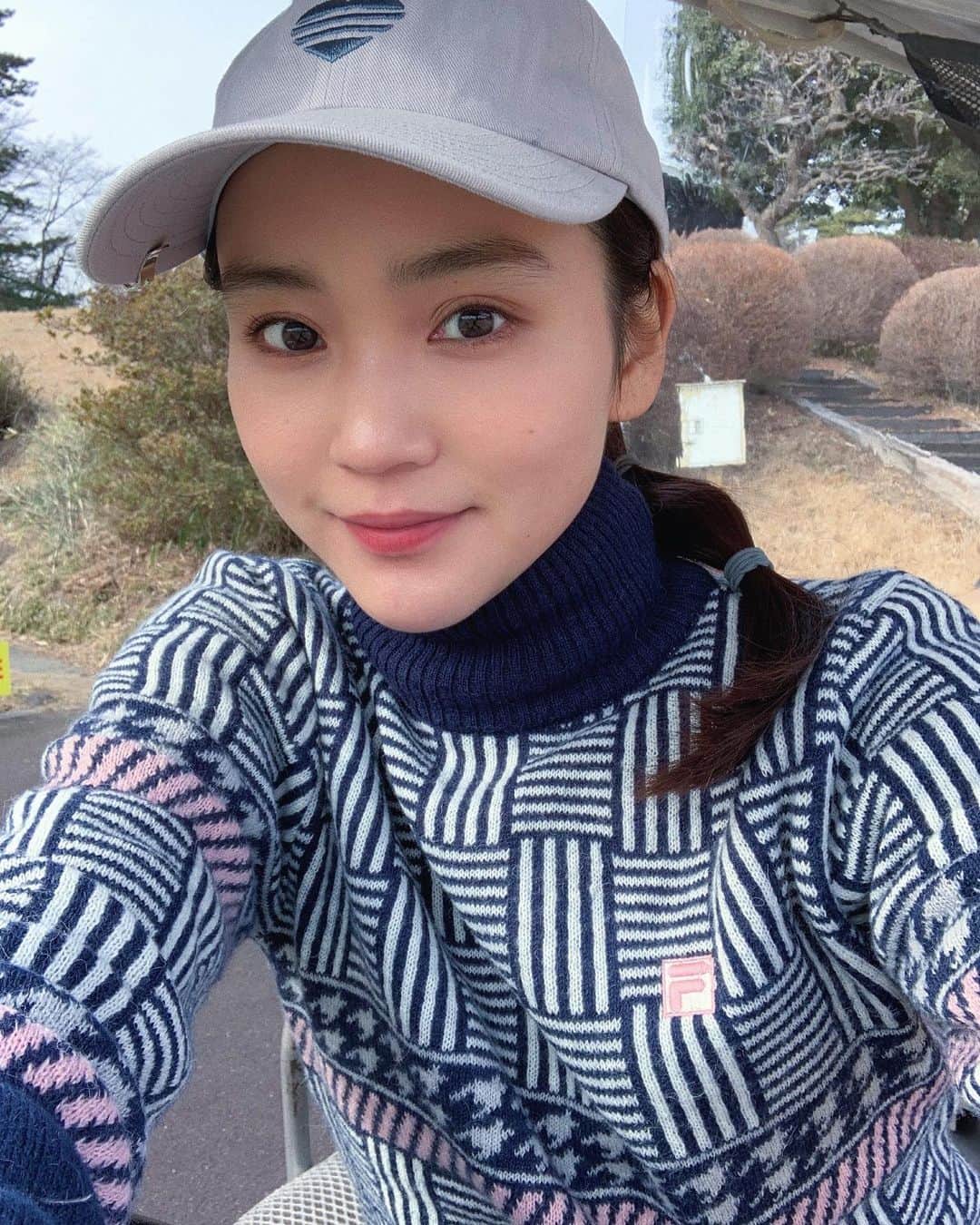 遠藤瞳のインスタグラム：「✌️苦手な池越えショートホール⛳️ ここは寄せられたー！！！  本当に何故そこに入れるの！？ ってとこにも入れてしまってたけど🐋  最近ちょーっとずつ池克服しつつあるかも😭✨  花粉キツいけどラウンドもしたいし練習もしたい😷  #ゴルフ #ゴルフ女子 #golf  #instalike #instadaily  #instaphoto #instapicture #instapic #photooftheday #instagood #ig_japan #instagramjapan #instastyle #golfwear #golfstagram #golflife #ゴルフコーデ #ゴルフウエア #ゴルフ好き」