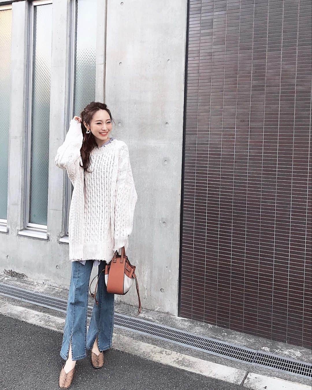 白岩まちこのインスタグラム：「≫≫👗... 𝘤𝘰𝘰𝘳𝘥𝘪𝘯𝘢𝘵𝘦  ㅤㅤㅤㅤㅤㅤㅤㅤㅤㅤㅤㅤㅤㅤㅤㅤㅤㅤㅤㅤㅤ ㅤㅤㅤㅤㅤㅤㅤ 昨日のコーデでご質問があったデニムを使って 着回しコーデを組んでみた👖✌🏻✨  ㅤㅤㅤㅤㅤㅤㅤㅤㅤㅤㅤㅤㅤ  今日は全身リエディ...❤︎ ㅤㅤㅤㅤㅤㅤㅤㅤㅤㅤㅤㅤㅤ ㅤㅤㅤㅤㅤㅤㅤㅤㅤㅤㅤㅤㅤ ㅤㅤㅤㅤㅤㅤㅤㅤㅤㅤㅤㅤㅤ 👗  @reedit_official ㅤㅤㅤㅤㅤㅤㅤㅤㅤㅤㅤㅤㅤ  ㅤㅤㅤㅤㅤㅤㅤㅤㅤㅤㅤㅤㅤㅤㅤㅤㅤㅤㅤㅤㅤㅤㅤ 前後2wayで着れるニットは、着方によって 雰囲気を変えられる着回しアイテム🦔🧶 ㅤㅤㅤㅤㅤㅤㅤㅤㅤㅤㅤㅤㅤ  ㅤㅤㅤㅤㅤㅤㅤㅤㅤㅤㅤㅤㅤ ５色もあって悩んじゃった😬💫 ㅤㅤㅤㅤㅤㅤㅤㅤㅤㅤㅤㅤㅤ ㅤㅤㅤㅤㅤㅤㅤㅤㅤㅤㅤㅤㅤ  透け感のあるラベンダーのシアーブラウスと合わせて 春っぽくしてみた🌸 ㅤㅤㅤㅤㅤㅤㅤㅤㅤㅤㅤㅤㅤ ㅤㅤㅤㅤㅤㅤㅤㅤㅤㅤㅤㅤㅤ ㅤㅤㅤㅤㅤㅤㅤㅤㅤㅤㅤㅤㅤ ㅤㅤㅤㅤㅤㅤㅤㅤㅤㅤㅤㅤㅤ んでご質問いただいていた このデニムは 最近Getした服の中でもかなりのヒットアイテム👖✨ㅤㅤㅤㅤㅤㅤㅤㅤㅤㅤㅤㅤㅤ ㅤㅤㅤㅤㅤㅤㅤㅤㅤㅤㅤㅤㅤ  ストレッチが効いてる上に、ウエストの内側が ゴムになってるからストレスフリーで履けるの🥺💓  ㅤㅤㅤㅤㅤㅤㅤㅤㅤㅤㅤㅤㅤ  裾に向かって広がるシルエットに 更にセンタースリットも入ってるから マジで美脚見え👀🌱  ㅤㅤㅤㅤㅤㅤㅤㅤㅤㅤㅤㅤㅤ ㅤㅤㅤㅤㅤㅤㅤㅤㅤㅤㅤㅤㅤ 私あんまりデニム履かないけど、 このデニムはかなり推せる🥰✌🏻  ㅤㅤㅤㅤㅤㅤㅤㅤㅤㅤㅤㅤㅤ ㅤㅤㅤㅤㅤㅤㅤㅤㅤㅤㅤㅤㅤ ほんで最後に紹介したいのが、 この前のライブでチラッと見せて 皆んなから可愛い‼️と大好評だったパンプス🥿✨  ㅤㅤㅤㅤㅤㅤㅤㅤㅤㅤㅤㅤㅤ ㅤㅤㅤㅤㅤㅤㅤㅤㅤㅤㅤㅤㅤㅤㅤㅤㅤㅤㅤㅤㅤㅤㅤㅤㅤㅤ クッション入りやから履き心地もふわふわで 疲れにくいよ😌🦶 サイズもXS〜3Lまであって、3000円ぐらい🤭🥿  ㅤㅤㅤㅤㅤㅤㅤㅤㅤㅤㅤㅤㅤ ㅤㅤㅤㅤㅤㅤㅤㅤㅤㅤㅤㅤㅤ アイボリーとブラックもあったけど、 コーデをピリッと引き締めれるパイソン柄にした🐍✨ㅤㅤㅤㅤㅤㅤㅤㅤㅤㅤㅤㅤ ㅤㅤㅤㅤㅤㅤㅤㅤㅤㅤㅤㅤㅤ ㅤㅤㅤㅤㅤㅤㅤㅤㅤㅤㅤㅤㅤ ㅤㅤㅤㅤㅤㅤㅤㅤㅤㅤㅤㅤㅤ ってか、今回のコーデ、 ニットが4000円ぐらいで、その他のアイテムは3000円ぐらいや😂🙌🏻 ㅤㅤㅤㅤㅤㅤㅤㅤㅤㅤㅤㅤㅤ ㅤㅤㅤㅤㅤㅤㅤㅤㅤㅤㅤㅤㅤ ㅤㅤㅤㅤㅤㅤㅤㅤㅤㅤㅤㅤㅤ ㅤㅤㅤㅤㅤㅤㅤㅤㅤㅤㅤㅤㅤ プチプラで可愛いお洋服見つけるのマジで得意🥰✌🏻  ㅤㅤㅤㅤㅤㅤㅤㅤㅤㅤㅤㅤㅤ ㅤㅤㅤㅤㅤㅤㅤㅤㅤㅤㅤㅤㅤ ㅤㅤㅤㅤㅤㅤㅤㅤㅤㅤㅤㅤㅤ 春ファッションの参考になれば嬉しいなー😆🎶  ㅤㅤㅤㅤㅤㅤㅤㅤㅤㅤㅤㅤㅤ  最後に聞いとこ👂🏻  ㅤㅤㅤㅤㅤㅤㅤㅤㅤㅤㅤㅤㅤ みんなは何枚目推し🙈⁉️  ㅤㅤㅤㅤㅤㅤㅤㅤㅤㅤㅤㅤㅤ 旦那に聞いたらこれが良いって言うから めっちゃ笑ってるのを1枚目に...😂🤳 ㅤㅤㅤㅤㅤㅤㅤㅤㅤㅤㅤㅤㅤ ㅤㅤㅤㅤㅤㅤㅤㅤㅤㅤㅤㅤㅤ ㅤㅤㅤㅤㅤㅤㅤㅤㅤㅤㅤㅤㅤ ㅤㅤㅤㅤㅤㅤㅤㅤㅤㅤㅤㅤㅤ ㅤㅤㅤㅤㅤㅤㅤㅤㅤㅤㅤㅤㅤ ㅤㅤㅤㅤㅤㅤㅤㅤㅤㅤㅤㅤㅤ  #reedit#リエディ#リエディスタ#エシカルファッション#サステナブル#SDGs#pr #トレンドファッション#コーデ#コーディネート  #大人カジュアル#今日のコーデ#低身長コーデ #白ニット#デニムコーデ#春コーディネート #デニムパンツ#バブーシュ#春ブラウス#春先取りコーデ#ブラウスコーデ#ニットコーデ」