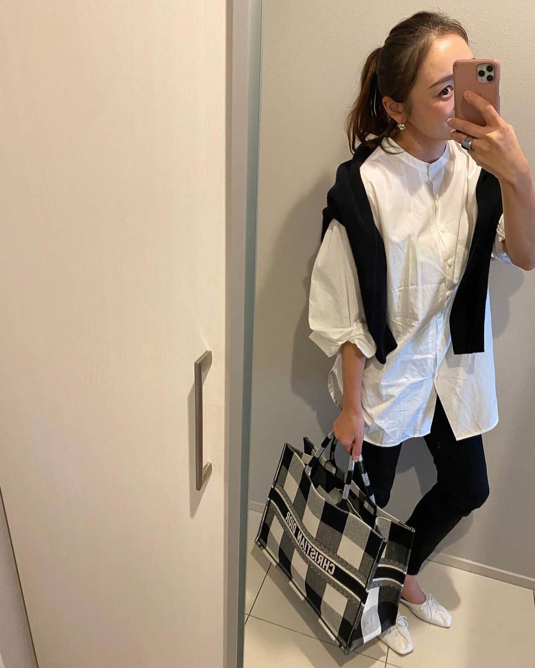 Keikooooooのインスタグラム：「UNIQLOでモノトーンコーデ🤍🖤 春が近づくとシャツが着たくなるのは私だけ♥︎⍤⃝？ 新しいシャツ欲しいな🤍  knit pants @uniqlo_ginza #uniqlo  shirt @urs_official #urs_official （昨年のもの） sandal @zara #zara bag @dior #dior   #ユニクロコーデ #ユニクロ#ザラ#プチプラコーデ #ママコーデ#カジュアルコーデ#シンプルコーデ#モノトーンコーデ」