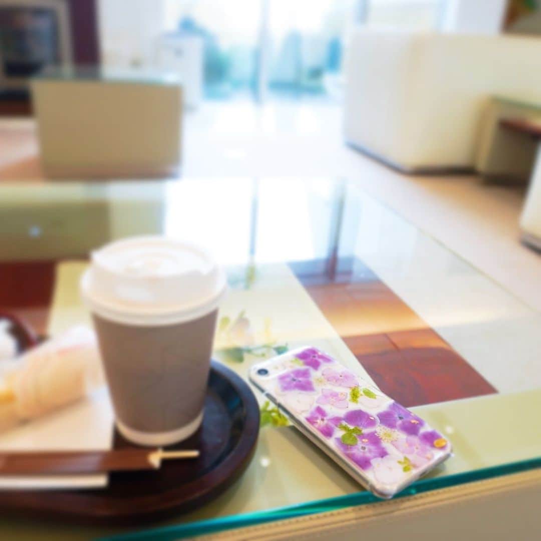 Hana+(はなぷらす)❁ちはな❁北九州さんのインスタグラム写真 - (Hana+(はなぷらす)❁ちはな❁北九州Instagram)「𝐶𝑜𝑑𝑒୨୧*.﻿ ﻿ Hana+好きな方って﻿ パープル好きさんも多い気がする🙈💕﻿ ﻿ ﻿ 早く今年も可愛い紫陽花に出会いたいな♡´･ᴗ･`♡﻿ ﻿ ﻿ ﻿ ﻿ 商品やお取り扱い店舗については﻿ ￣￣￣￣￣￣￣￣￣￣￣￣￣￣￣￣﻿ @hanaplus_flower のURLより﻿ ￣￣￣￣￣￣￣￣￣￣￣￣￣￣￣﻿ HPご覧下さい♡⃛﻿ ￣￣￣￣￣￣￣￣﻿ ﻿ ﻿ 𖡼.𖤣𖥧お取り扱い店舗𖡼.𖤣𖥧﻿ ￣￣￣￣￣￣￣￣￣￣￣￣￣￣￣￣￣￣￣￣￣￣﻿ ☞2/9-28 たまプラーザテラス1F﻿ ﻿ ※ハンドメイドマルシェ内﻿ ﻿ ﻿ @hanaplus_flower のURLよりご確認下さい𖡼.𖤣𖥧﻿ ﻿ ￣￣￣￣￣￣￣￣￣￣￣￣￣￣￣￣￣￣￣￣￣￣﻿ ﻿ Instagramに載せているデザインも﻿ オーダー可能です♡⃛ ﻿ DMや公式LINE(＠hanaplus)からの﻿ ご連絡もお待ちしてます！﻿ ﻿ ﻿ ﻿ #紫陽花 #あじさい #パープルコーデ #iPhoneケース #スマホケース #押し花iPhoneケース #押し花スマホケース #クリアケース #ハードケース #ハンドメイド #ハンドメイドスマホケース #ハンドメイドiPhoneケース #ハンドメイドすきな人と繋がりたい  #ハンドメイドすきさんと繋がりたい」2月20日 21時00分 - hanaplus_flower