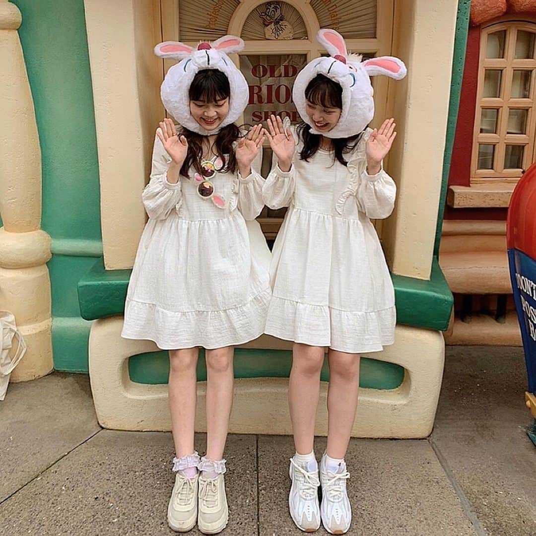 RiLiさんのインスタグラム写真 - (RiLiInstagram)「そろそろイースターの季節🥚🎀⁣ ⁣ .⁣ 白うさぎのファンキャップに⁣ 合わせた白ワンピは⁣ 春っぽさ満点🩰⁣ シミラーコーデで⁣ さらにかわいさアップ✌🏻✌🏻⁣ .⁣ お気に入りのコーデで⁣ ディズニーを楽しんでみてね🐰🤍⁣ .⁣ ※注意※⁣⁣ 外出の際はマスクの着用、人との距離を保つなどの感染対策を心がけ⁣帰宅時はしっかり手洗い・うがいを行いましょう！⁣⁣ またご紹介した店舗の営業時間等が⁣変更されている場合がございます。ご注意ください。⁣ ❣❣❣❣❣⁣⁣⁣⁣ サイトやSNSで掲載させていただくお写真募集中😘📸⁣⁣⁣⁣ かわいいコーデやアイテム、注目スポットなどが撮れたら、ハッシュタグ→#rili_tokyo を付けて投稿❗⁣⁣⁣⁣ ．⁣⁣⁣⁣⁣⁣⁣ Special Thanks💋 Photo by⁣⁣⁣⁣⁣⁣⁣ @_arigram1003_⁣ ⁣⁣⁣ ．⁣⁣⁣⁣⁣⁣⁣ #ディズニーランド#ディズニーシー#ディズニーコーデ#テーマパークコーデ#白うさぎ#ファンキャップ#イースターバニー#イースター#Costco#うさぎ#ツイード#ツイードカーディガン#モノトーンコーデ#RiLi #おしゃれさんと繋がりたい #お洒落さんと繋がりたい #ファッション #패션스타그램 #ootd #outfit」2月20日 21時00分 - rili.tokyo