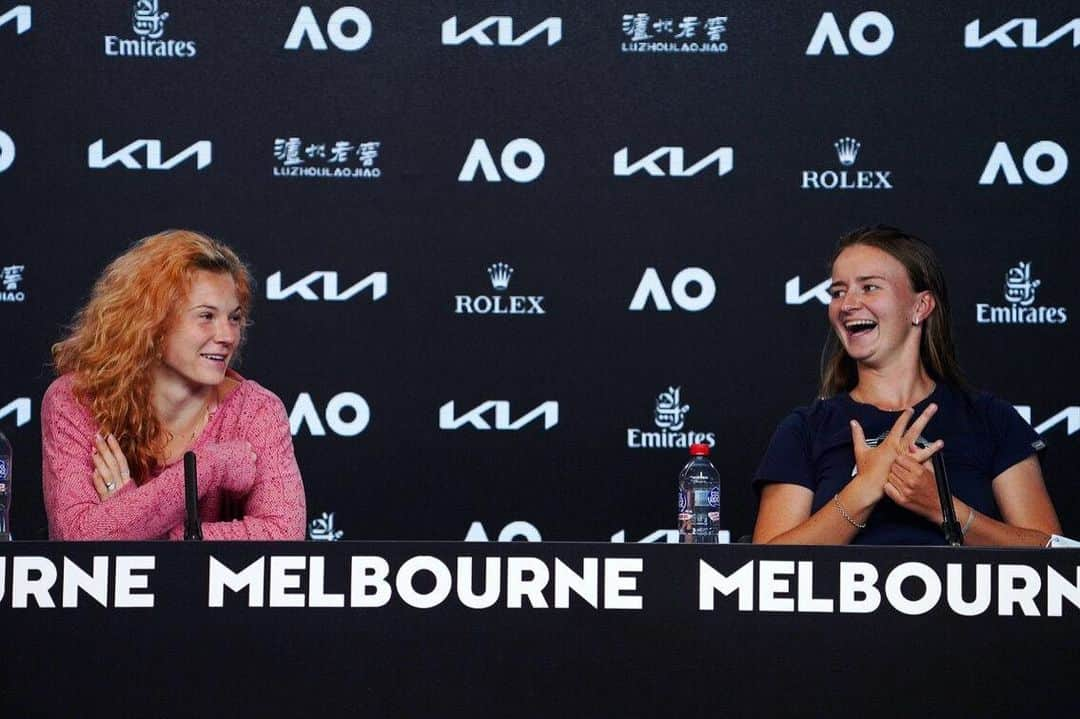 カテリナ・シニアコバさんのインスタグラム写真 - (カテリナ・シニアコバInstagram)「Having a moment of laugh and pleasure. Thanks Australia for having us that were great couple of weeks 👏🥰」2月20日 21時00分 - siniakovakaterina