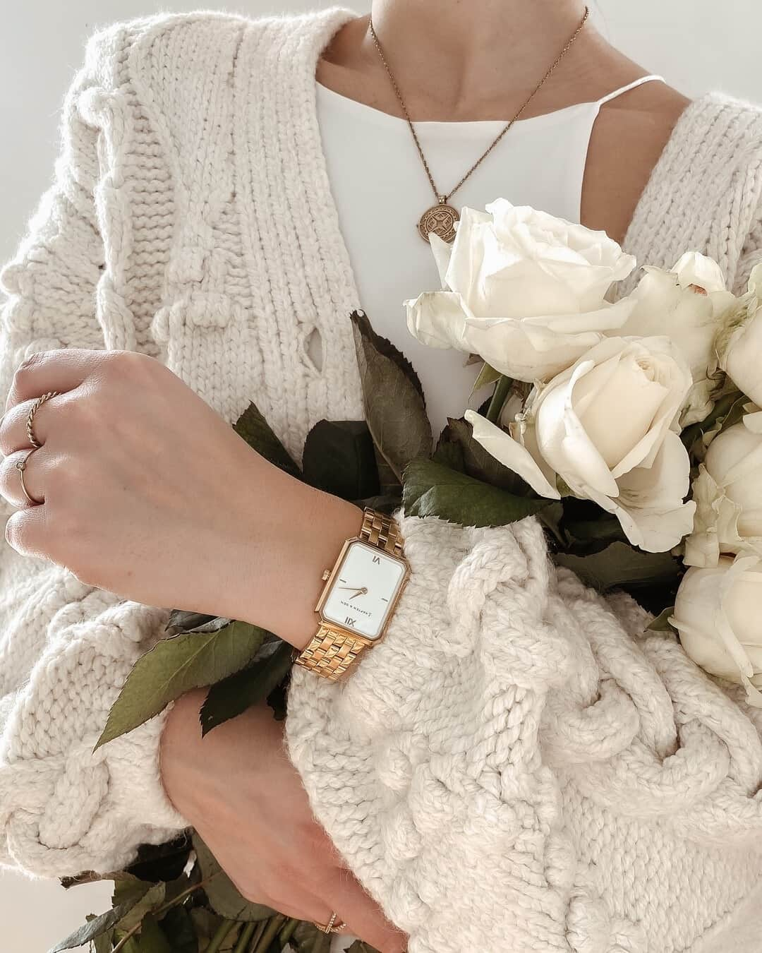 Kapten & Sonさんのインスタグラム写真 - (Kapten & SonInstagram)「Always get yourself a little treat and buy fresh flowers. 🌹 @mellanie.fernandez wearing our watch Grace Gold "Steel" and our Necklace Coin Marrakech Gold. ✨ #bekapten #kaptenandson⁠ .⁠ .⁠ .⁠ #watch #home #style #fashion #flowers #weekend #saturday #stayhome #cozy #casual #spring #goodvibes」2月20日 21時01分 - kaptenandson