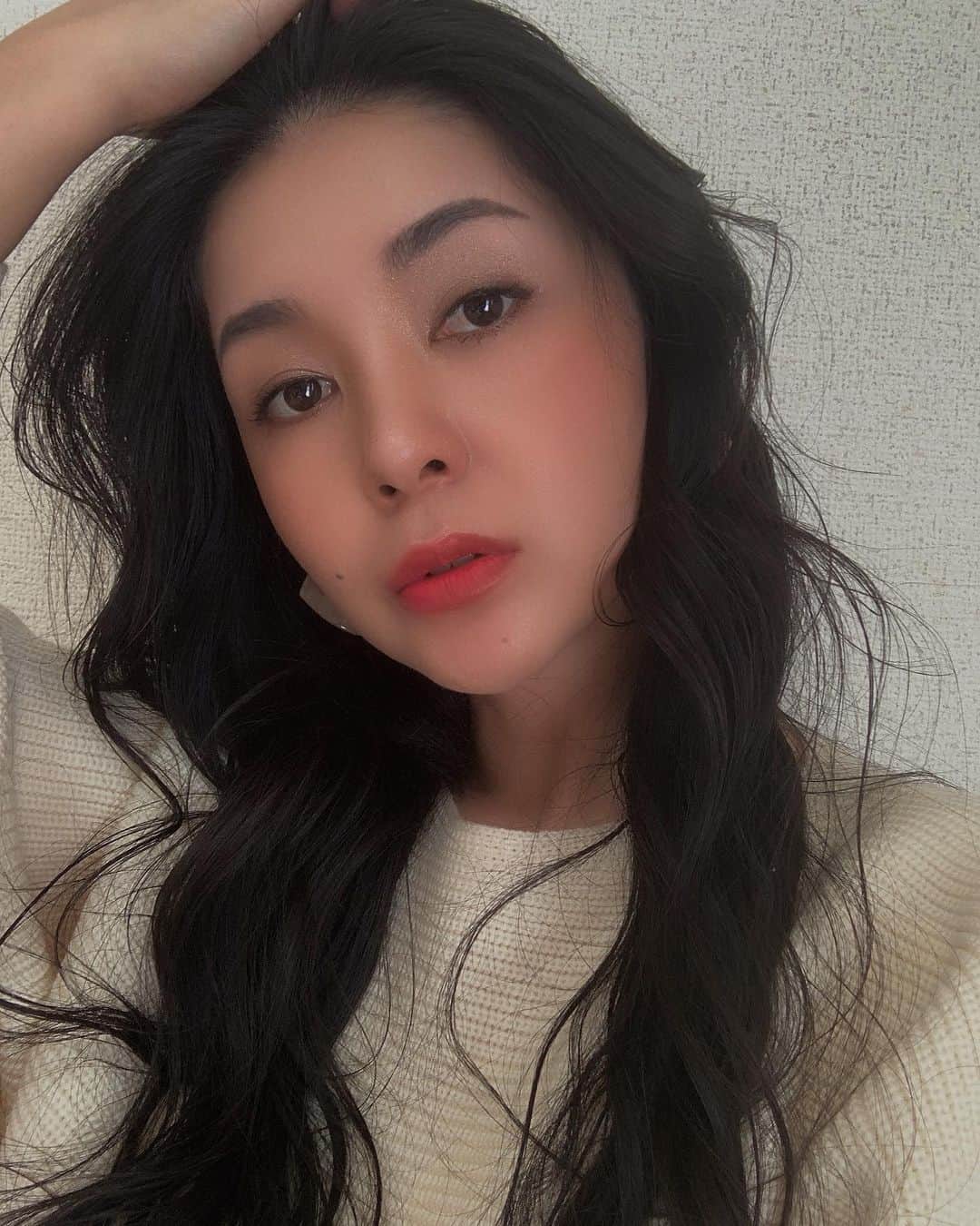 日下裕江のインスタグラム：「ひさびさ パーマ風ウェーブに してみた♡  この無造作感が気分上がる⤴︎⤴︎⤴︎  ウェットにしたょ〜♪  #パーマ風 #パーマ風セット #ウェーブ巻き #ウェットヘア #無造作ヘア」