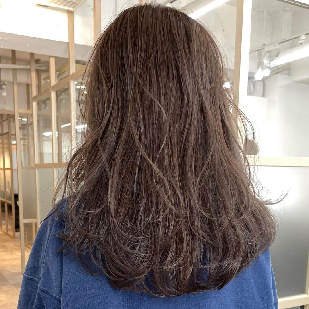 中西結梨花のインスタグラム：「お洒落ハイライト🌿 ふわふわレイヤーカット✂️ 毛先ワンカールでふわふわ！ スタイリング簡単です🥳  トリートメントもしてます☺️  カット+ケアカラー ¥15300 カット+ケアカラー+トリートメント ¥20500 カット+ハイライト+カラー ¥22800  . ナチュラルグラデーションの #グレージュ  . #nakanishi_color#ロングヘア #ブリーチ#ブリーチカラー#ハイライト#ハイライトカラー#お洒落モテヘア#東京#東京美容室#新宿#新宿美容室」
