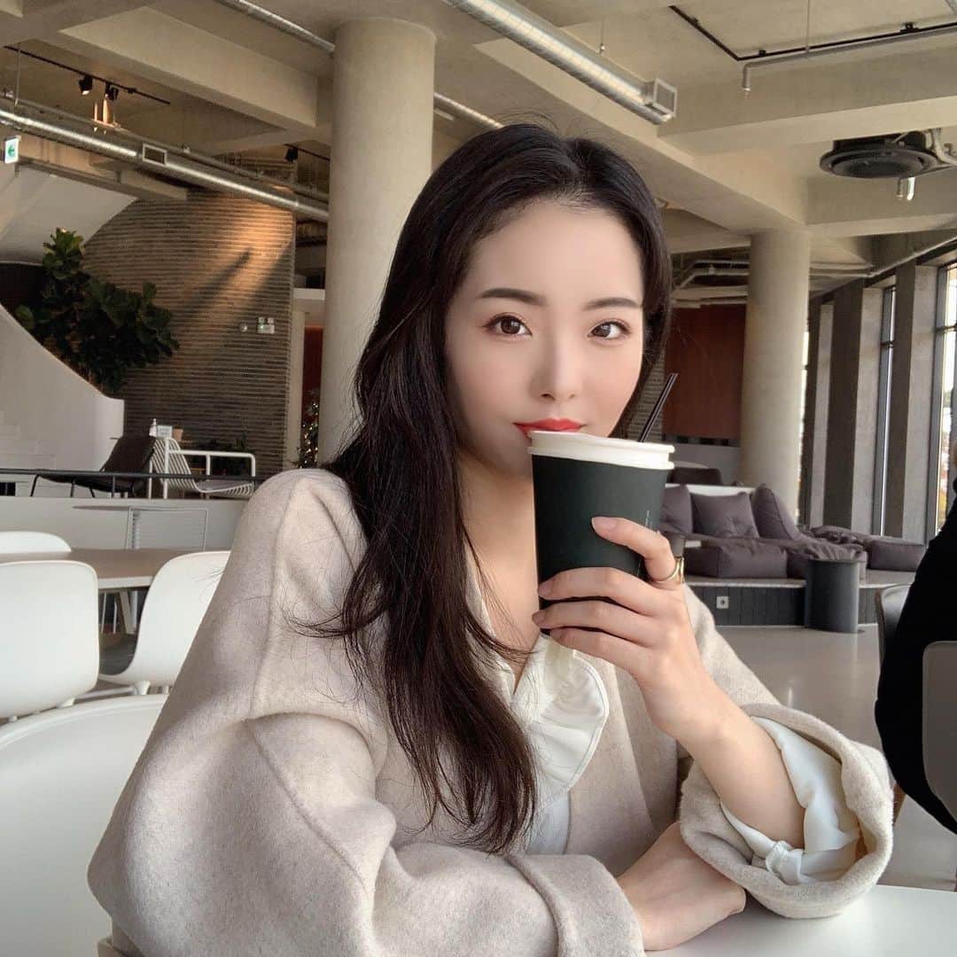 ➕NACOのインスタグラム：「オッパのご両親と会った日🦢 ピンクリップにブラウスで コンサバっぽくしてみたけど、できてる？〰️」