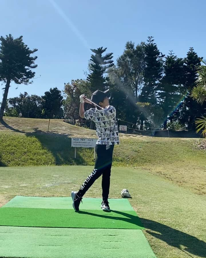 藤本麻子のインスタグラム：「沖縄きましたー⛳️ さっそく ショートコースをラウンド🏌🏻‍♀️ #70y #58° #ゴルフ#女子ゴルフ#女子プロ#女子プロゴルファー#プロゴルファー#沖縄#golf#ラウンド#ショートコース#藤本麻子#Obbli#三愛石油#PRGR#マツモトキヨシ#肉のふきあげ雅#瀬尾デンタル#タイトリスト#nike」