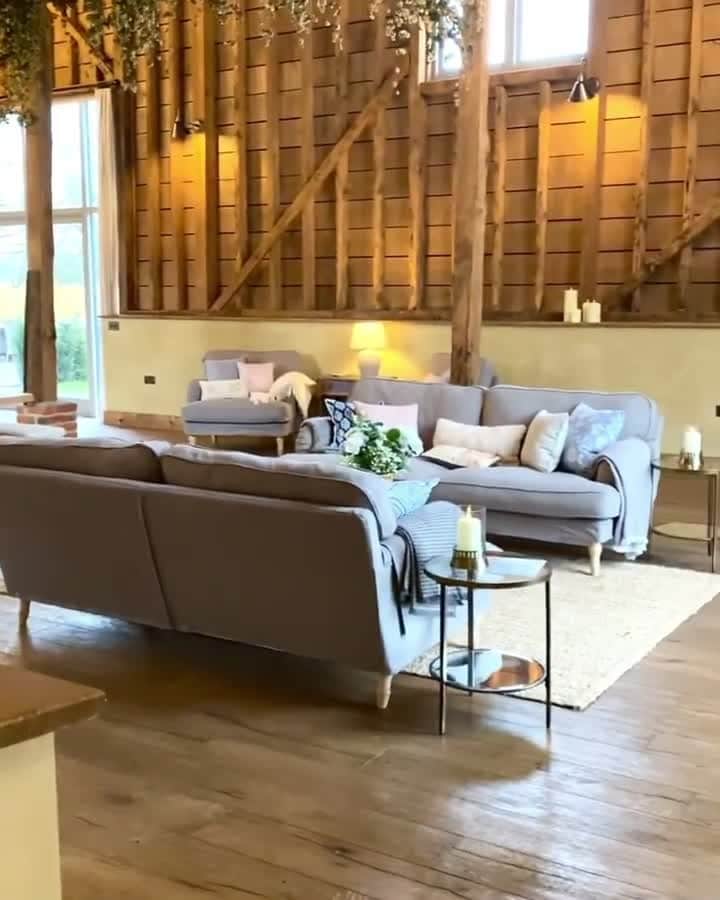 Airbnbのインスタグラム：「When conditions allow, you can be one of the first to discover Daisy’s newly renovated barn in the Kent countryside. Only 90 minutes from London, it’s perfectly situated for long walks to country pubs—or to nowhere at all. Your welcome basket will include extremely local produce; be sure to save this place to your wish list so the resident hens (Margot, Gerry, Susie, Peggy, and Beyoncé) know how much demand they’ll need to meet.   Video: @parkfarmbarn」