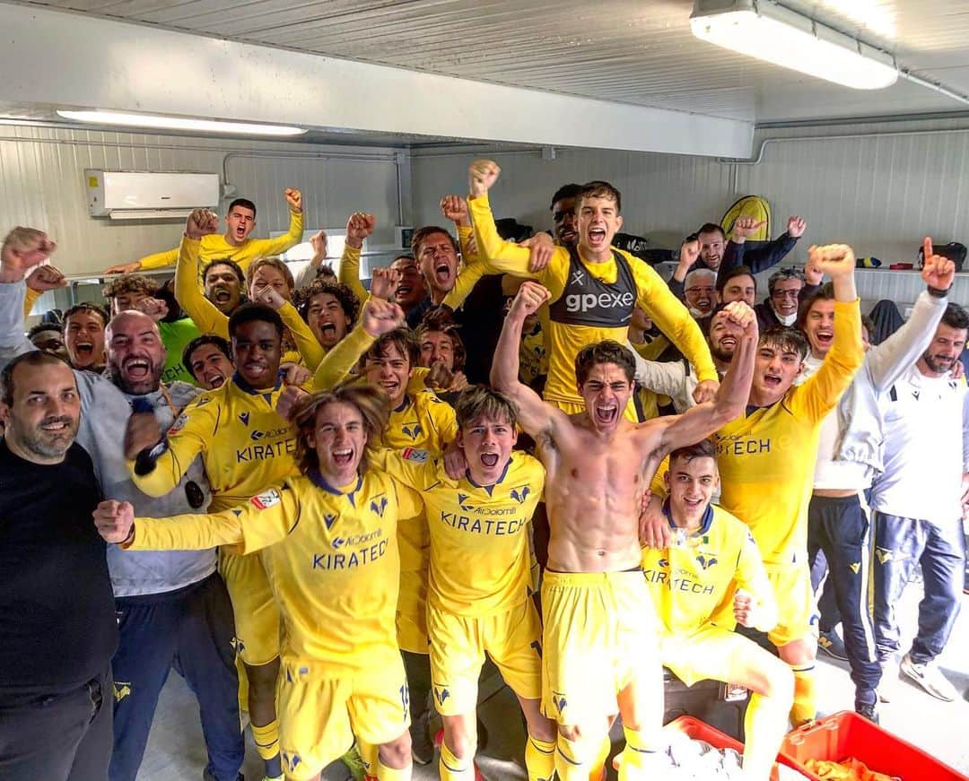 エラス・ヴェローナFCのインスタグラム：「PAZZESCHI 💛💙  Dallo 0-3 al 4-3, col gol decisivo all’ultimo secondo dell’ultimo minuto di recupero. Il #DerbyPrimavera è nostro, il Derby Primavera è del Verona!  #VeronaChievo #Primavera #HVGiovanili」