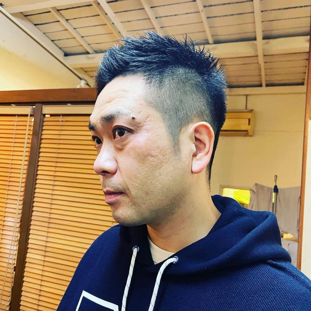 阿部浩貴さんのインスタグラム写真 - (阿部浩貴Instagram)「髪バッサリッ！ 2月28日北見市端野町で行われるアップダウン二人芝居、音楽劇『桜の下で君と』に向けて切りました。  特攻隊をテーマとした舞台。 17歳最年少特攻隊員を43歳やります！！  #アップダウン #二人芝居 #音楽劇 #桜の下で君と #北海道 #北見市 #端野町 #頭が一気に寒くなった」2月20日 21時08分 - updown_abe