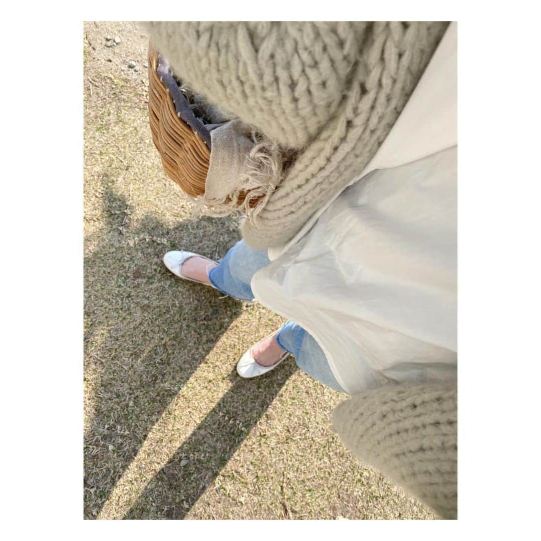 伊藤舞さんのインスタグラム写真 - (伊藤舞Instagram)「🌞 暖かい週末ですね♡ . 調子にのって、2月なのに 素足にバレエシューズを履きましたが 全く寒くなかったです。 . この時期は凍える公園も 今日は心地よかった♡ . . #たまには私服 #公園日和  #ママコーデ #バレエシューズ  #花粉がなければもっと最高  #😖」2月20日 21時09分 - maiito_fbs