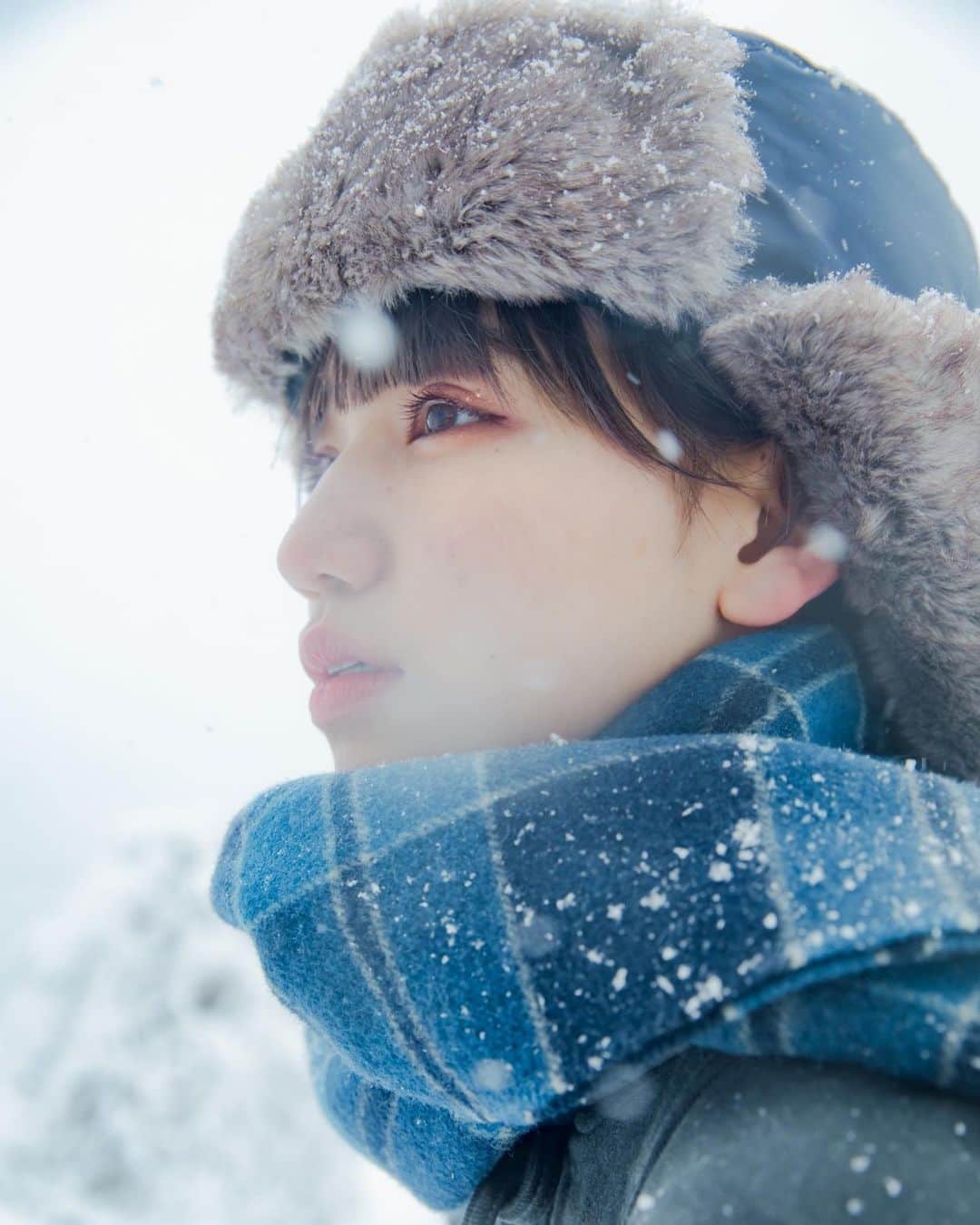 narumiのインスタグラム：「ㅤㅤㅤㅤㅤㅤㅤㅤㅤㅤㅤㅤㅤ ㅤㅤㅤㅤㅤㅤㅤㅤㅤㅤㅤㅤㅤ どんな映画を観たって、 どんな小説や音楽だって、 そのヒロインに重ねてしまうのは ㅤㅤㅤㅤㅤㅤㅤㅤㅤㅤㅤㅤㅤ ㅤㅤㅤㅤㅤㅤㅤㅤㅤㅤㅤㅤㅤ ㅤㅤㅤㅤㅤㅤㅤㅤㅤㅤㅤㅤㅤ #⛄ #雪撮影 #会津 #雪景色  #その瞬間に物語を #儚くて何処か愛おしい様な #何気ない瞬間を残したい  #ポトレ #被写体モデル #サロモ #ショートスタイル #スクリーンに恋して」