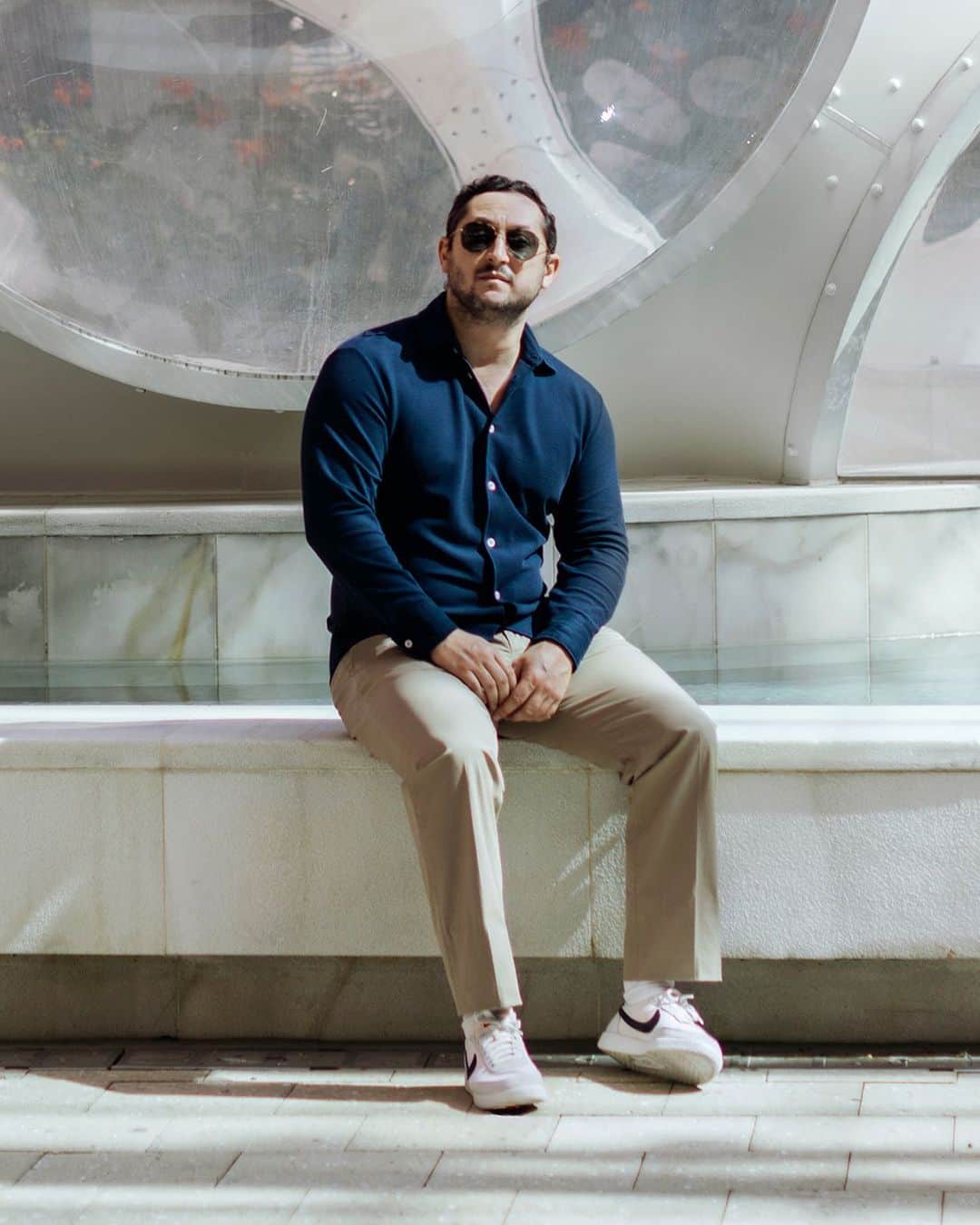MR PORTERのインスタグラム：「As artistic director of the Institute of Contemporary Art, Miami, Mr @alexgartenfeld’s mission is to cultivate as well as to curate; to grow art as well as show art. Join us today as our newest Style Council member (a New York native) takes us on an art tour of his adopted city.  📷 Mr Alex Gartenfeld at “Fly’s Eye Dome”, 1979/80-2014 by Mr Buckminster Fuller, Miami Design District」