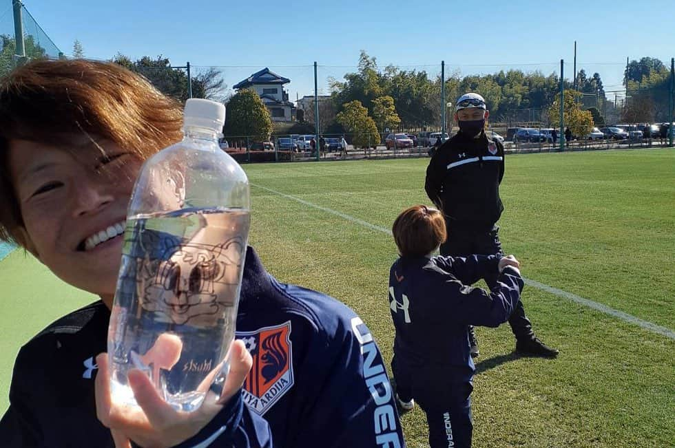 有吉佐織さんのインスタグラム写真 - (有吉佐織Instagram)「⚽️2021シーズン⚽️ 大宮アルディージャVENTUS始動🐿🧡👏 天気良し！ 芝もめっちゃキレイ！ たくさんの笑顔！ とても良いスタートをきれました🐿🧡 これからちょっとずつ選手紹介をしていくかも、いかないかも、するかもです！ やる気十分、圧倒的な技術不足😙  #ardija #大宮アルディージャVENTUS #🐿🧡 #weリーグ #インスタマスター #インスタマスターへの道」2月20日 21時11分 - ariyoshisaori_1101