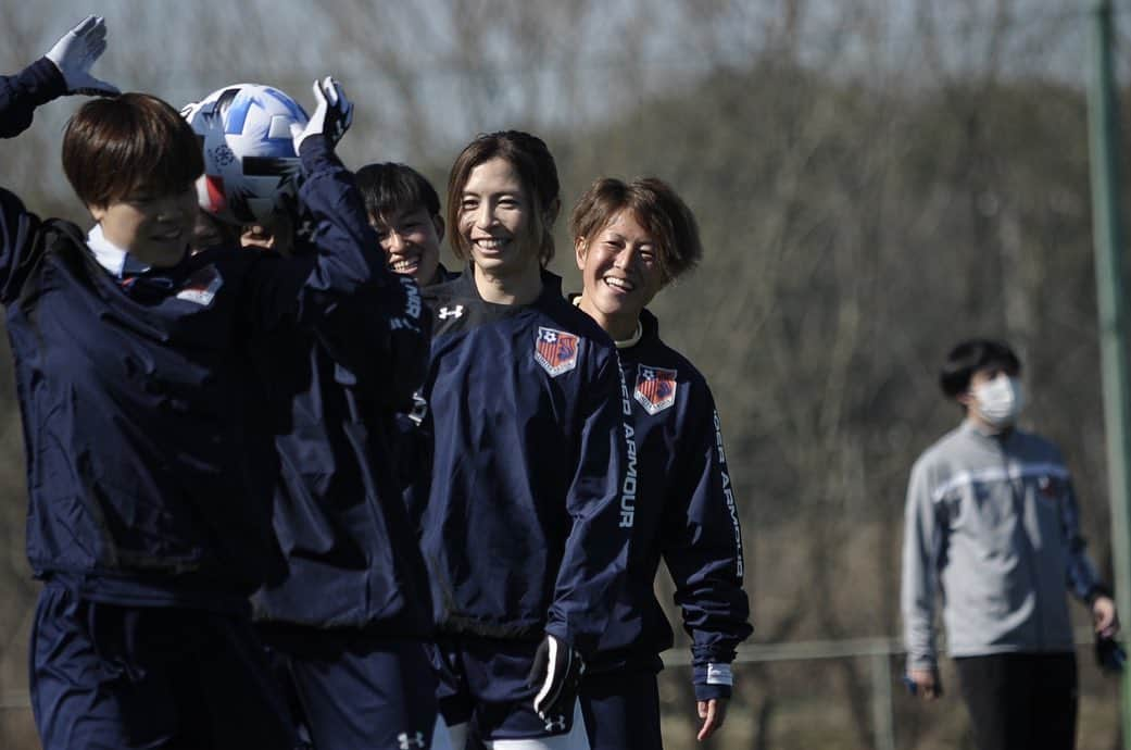 有吉佐織さんのインスタグラム写真 - (有吉佐織Instagram)「⚽️2021シーズン⚽️ 大宮アルディージャVENTUS始動🐿🧡👏 天気良し！ 芝もめっちゃキレイ！ たくさんの笑顔！ とても良いスタートをきれました🐿🧡 これからちょっとずつ選手紹介をしていくかも、いかないかも、するかもです！ やる気十分、圧倒的な技術不足😙  #ardija #大宮アルディージャVENTUS #🐿🧡 #weリーグ #インスタマスター #インスタマスターへの道」2月20日 21時11分 - ariyoshisaori_1101