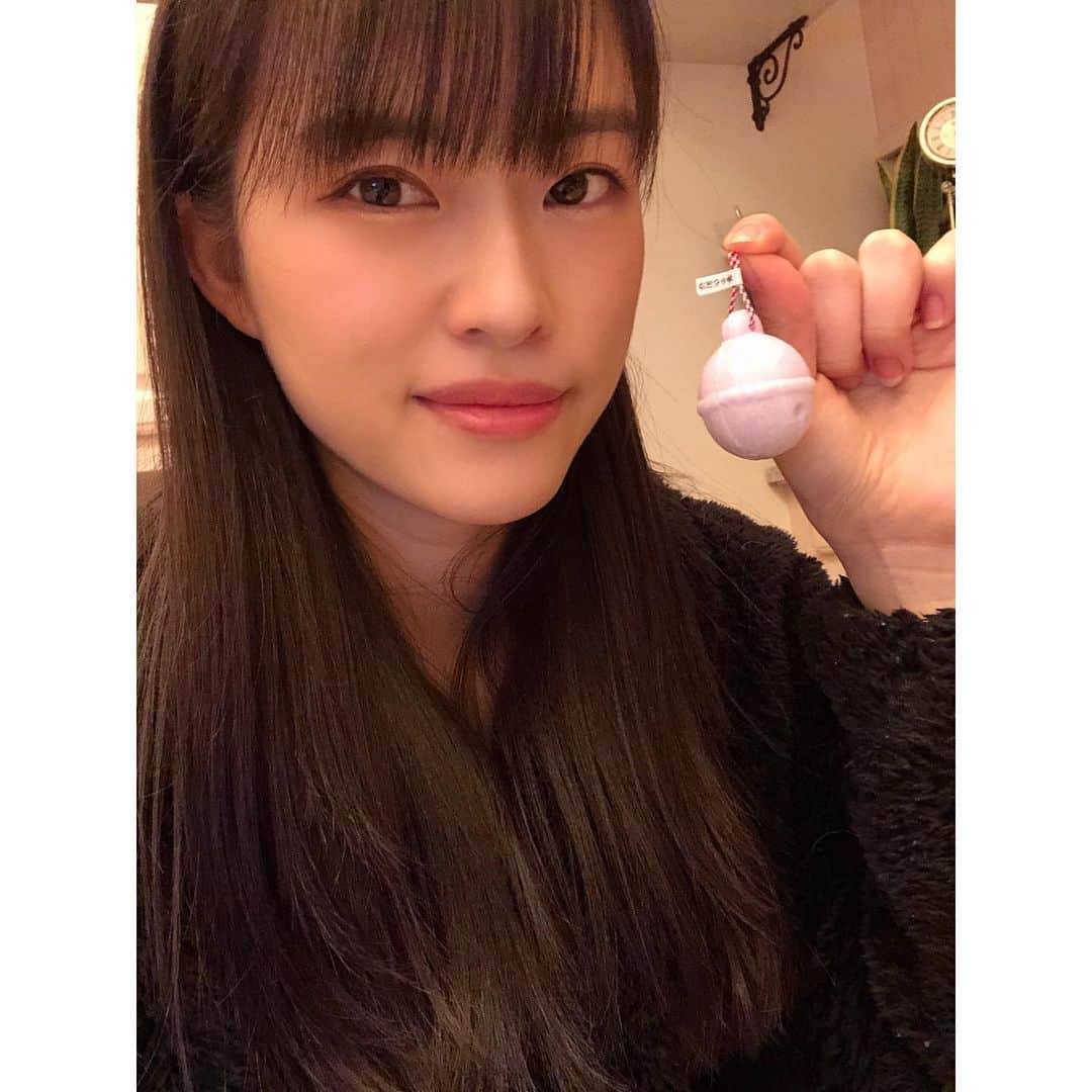 川崎琴之のインスタグラム：「かわいい鈴型のもなか🥰 ・ ・ #もなか #鈴型最中 #和菓子 #ロングヘア #黒髪ロング #巻き髪 #モデル #女子大生 #自撮り #自撮り女子 #自撮り部 #셀카 #여자패션 #여자머리스타일 #틱톡 #일본여자 #98년생 #98line #japanesesweets #japanesefood #monaka #longhair #japanesegirl #japanese #instagood #instalike #fff #girl #instafashion #likeforlikes」