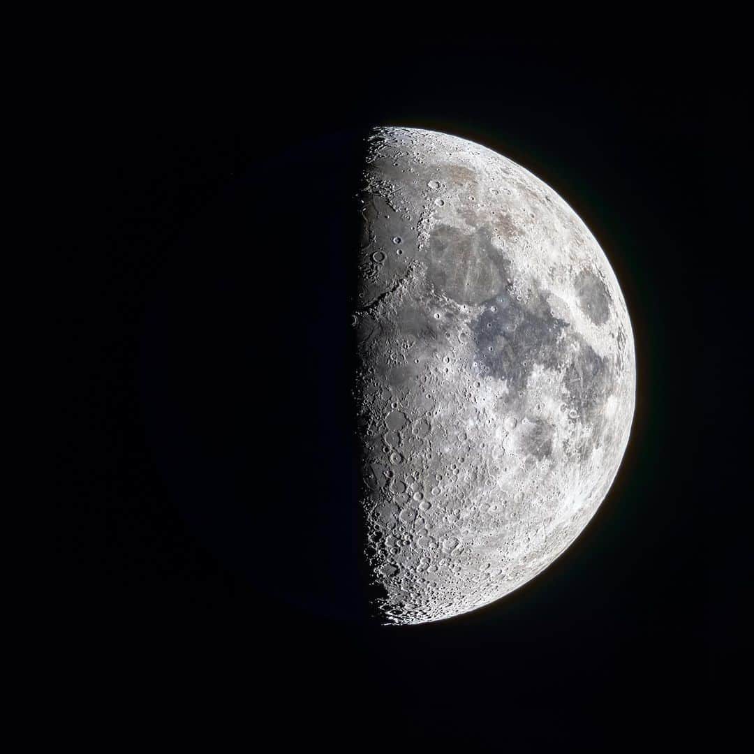 KAGAYAさんのインスタグラム写真 - (KAGAYAInstagram)「上弦の月を望遠鏡で見ると、たくさんのクレーターや影を落とす山々が見えました。（先ほど撮影） #moon  #sonyalpha #α7riv」2月20日 21時13分 - kagaya11949
