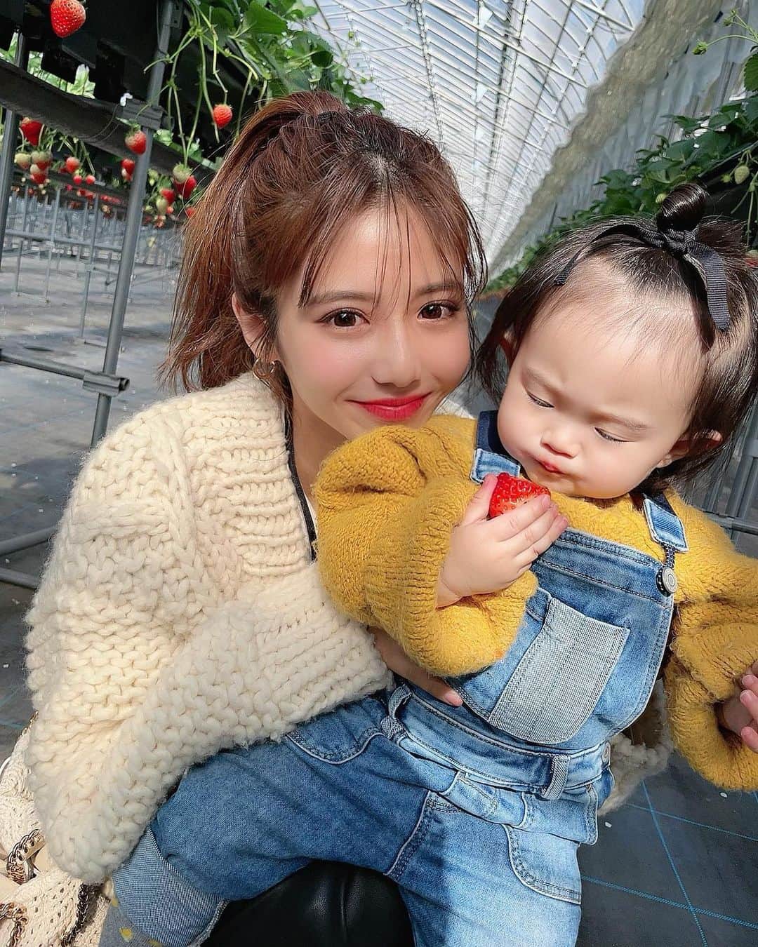 伊藤莉子さんのインスタグラム写真 - (伊藤莉子Instagram)「． ． ． 苺に夢中でカメラ無視の娘と カメラに必死な母👶🏻👱🏼‍♀️w ． 2枚目はお得意の目つむってる🤣 親子揃って半目の達人です💓✌︎(笑) ． ． ． #親子 #11ヶ月 #女の子ママ #いちご狩り #春服 #伊藤莉子 ．」2月20日 21時17分 - krk_818