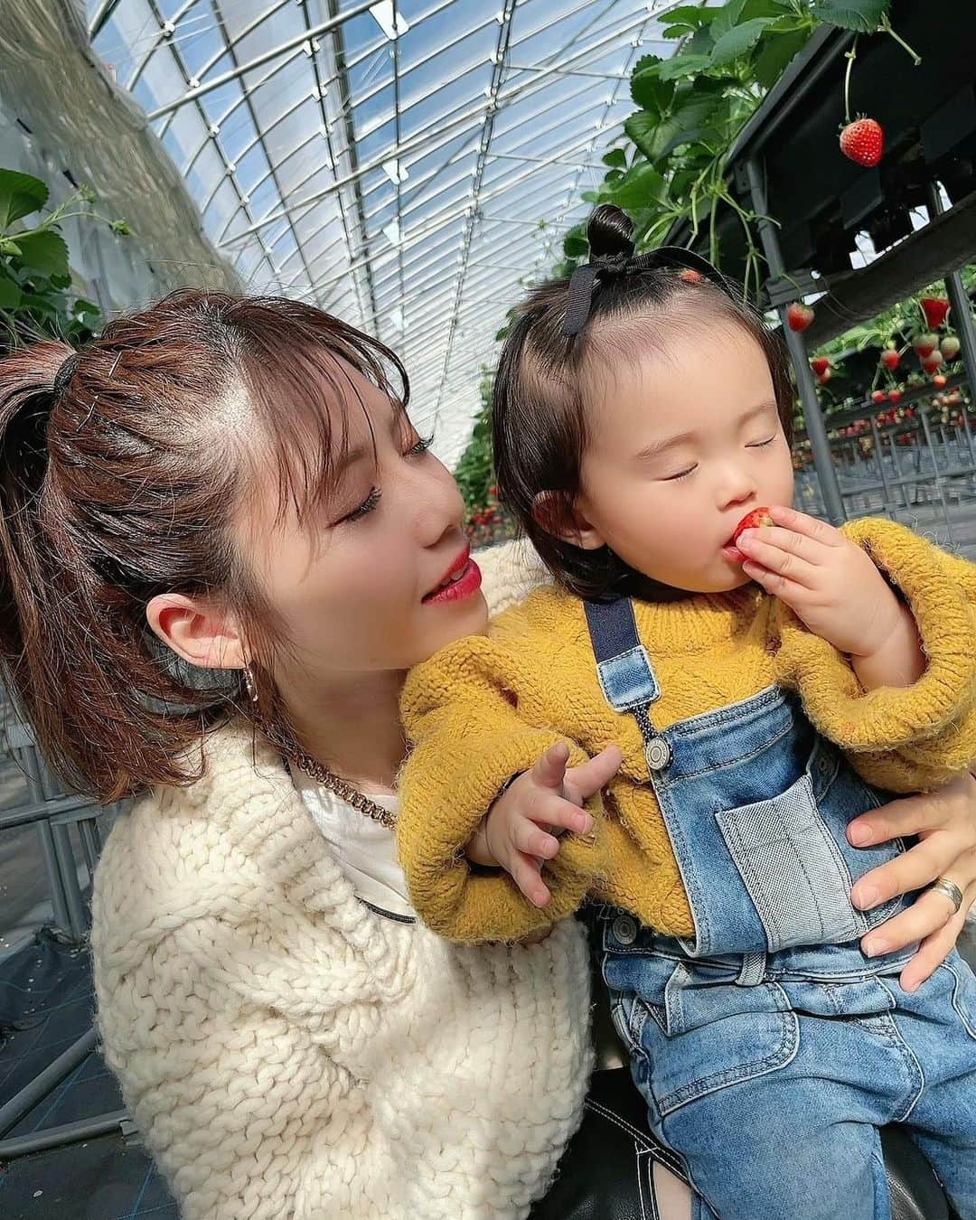伊藤莉子さんのインスタグラム写真 - (伊藤莉子Instagram)「． ． ． 苺に夢中でカメラ無視の娘と カメラに必死な母👶🏻👱🏼‍♀️w ． 2枚目はお得意の目つむってる🤣 親子揃って半目の達人です💓✌︎(笑) ． ． ． #親子 #11ヶ月 #女の子ママ #いちご狩り #春服 #伊藤莉子 ．」2月20日 21時17分 - krk_818