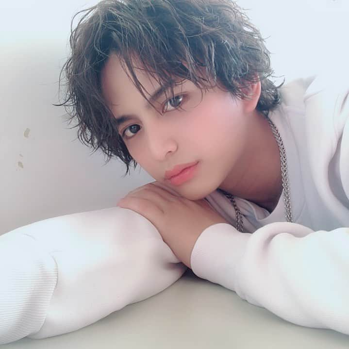 中島健さんのインスタグラム写真 - (中島健Instagram)「.  無事、24歳の誕生日を迎えました。  あっという間です  年々、月日が経つのが早く感じます  出来ることを一つ一つ、怖がらずに 挑戦して向き合う事が目標です！  これからも応援の程よろしくお願いします✨   #中島健」2月20日 21時20分 - njpw_k