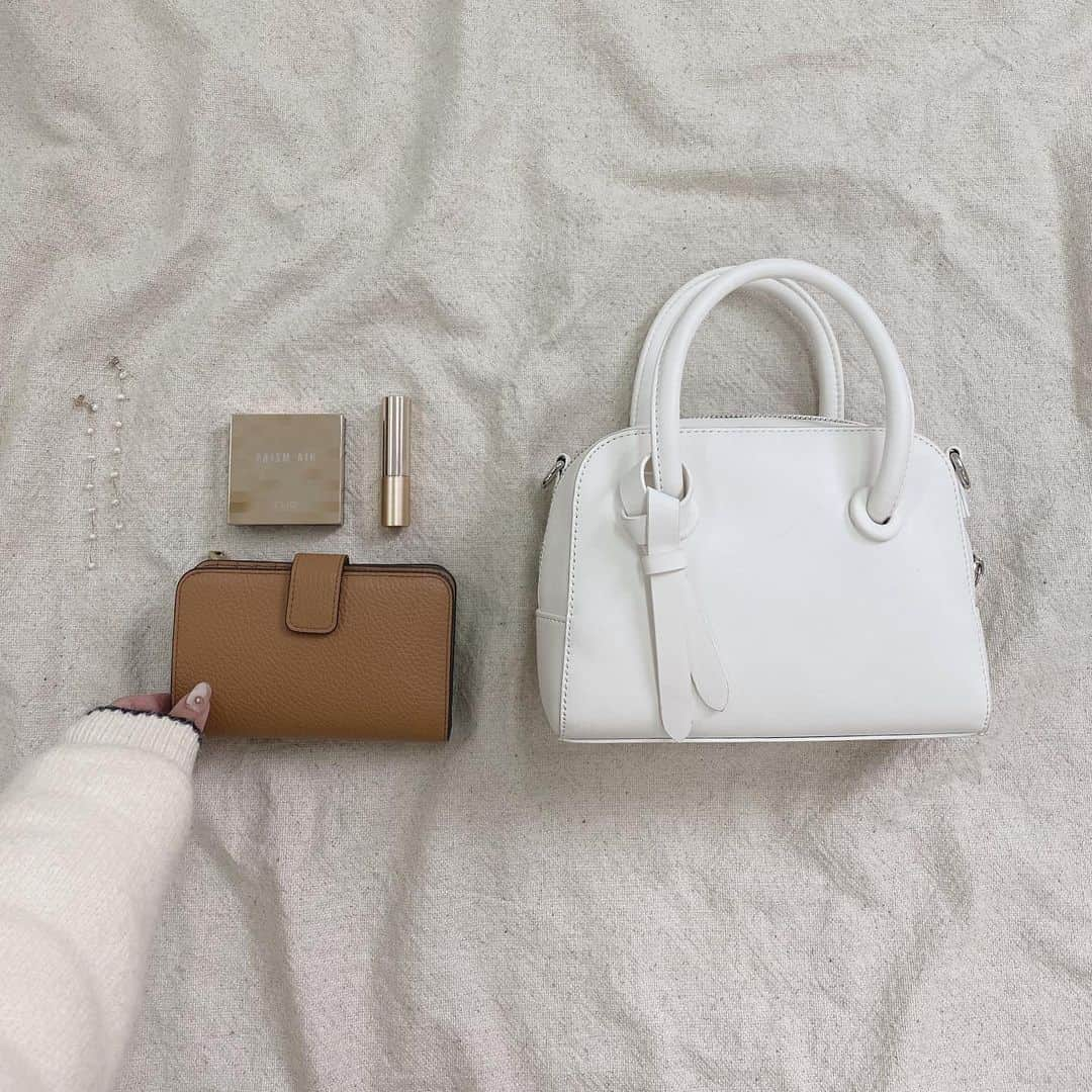 神戸レタスさんのインスタグラム写真 - (神戸レタスInstagram)「. 高見えミニバッグはこちら👜❤︎  . ミニサイズながらマチがしっかりあるので 意外と収納力もあるんです👀 . マチもあり、がま口で開けやすいのが嬉しいポイント◎ 手持ちとショルダー持ちをコーデに合わせて 使い分けるのもおすすめ🌸  . #バッグ　b1414 (予約販売となっております🌸) . . ※完売アイテムもございますので予めご了承ください🙇‍♀️ ※その他アイテムは私物となります🙇‍♀️ . . #kobelettuce#神戸レタス#プチプラコーデ#coordinate#コーディネート#fashion#今日のコーデ#ootd #ナチュラルコーデ#トレンドコーデ #ニットコーデ #春服 #春コーデ #スクエアバッグ #ホワイトバッグ #バッグ #プチプラバッグ #bag#プチプラバッグ#☃️ #バッグの中身 #春服コーデ #春が好き#ミニバッグ」2月20日 21時22分 - kobe_lettuce