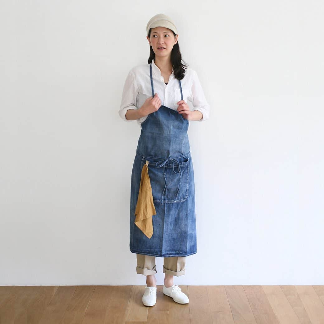 Simply_apronのインスタグラム：「＼人気デニムエプロン／HARD WASHED DENIM APRON (Long) @simplycoltd  8ozデニムにヴィンテージ加工を施したデニムエプロンのロング丈。  色落ちとアタリ、オイル汚れなどでユーズド感をUPさせました。 使い込むほどに表情の変わるデニム独特の素材感を長くお楽しみいただけます！  ぜひ、オンラインショップにてご覧くださいね♪  ----------------------------------  HARD WASHED DENIM APRON (Long)  https://shop-simply-coltd.jp/products/detail.php?product_id=552  ￥ 19,800（税込）  ----------------------------------  ★オンラインショップはプロフィールのURLから → @simplycoltd     #simplycoltd #simply #シンプリー #暮らしを楽しむ #家事を楽しむ #エプロン #apron #胸当てエプロン #デニムエプロン #ロング丈エプロン  #男女兼用エプロン  #ユニセックスエプロン #デニム #denim #おうち時間」