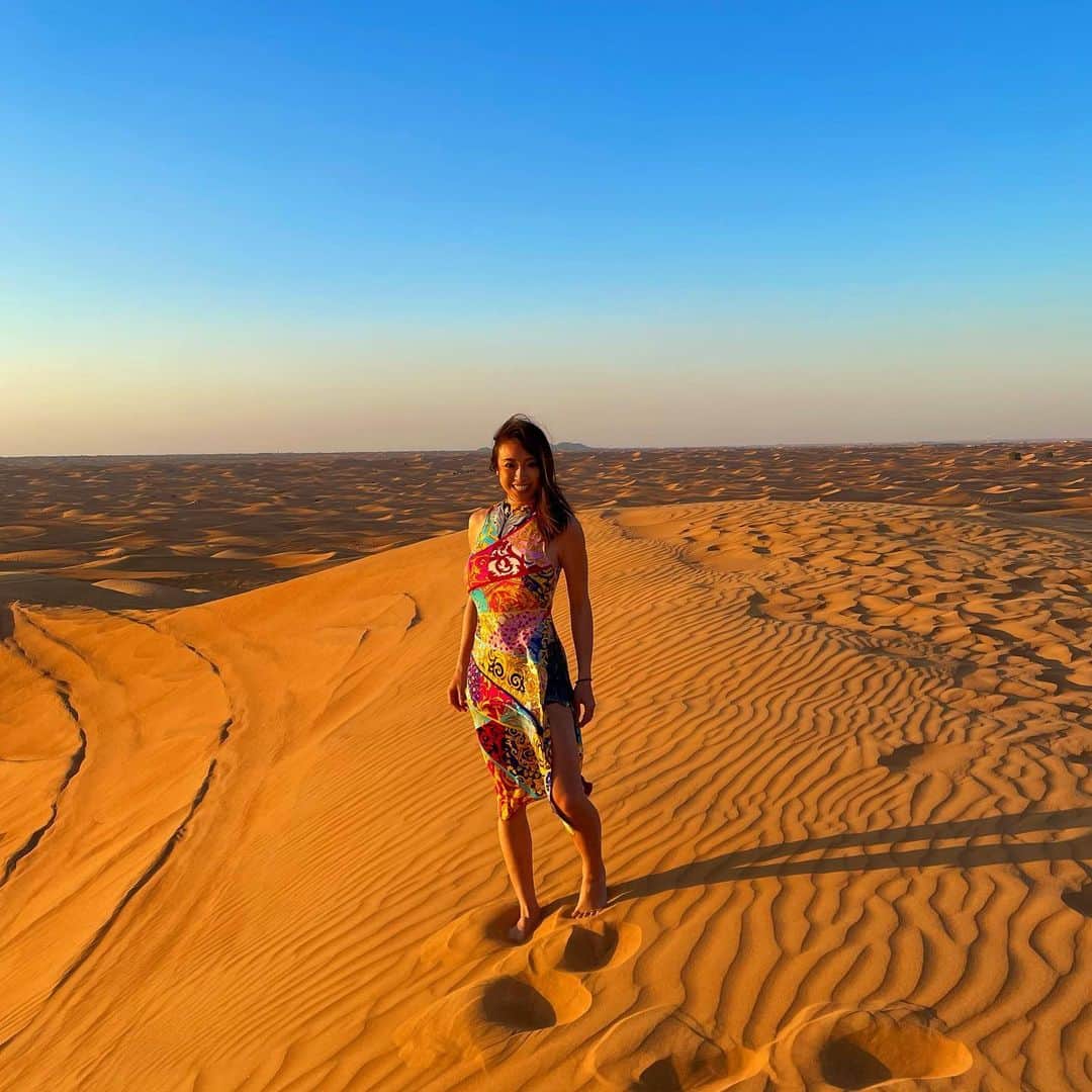 maikoのインスタグラム：「Dubai Day3🐫💓 . 湖と砂漠の大自然のなかをいっぱぃ遊んだよ〜. . ここのHATTAのアラビック料理が美味しすぎる☺️💕. Dubaiはご飯もすごく美味しい✨ . 目の前に広がる砂漠が造る景色がすごくて、. 砂の地平線に沈む太陽に、今日も１日ありがとう！って叫んだ☺️🌞✨ .」