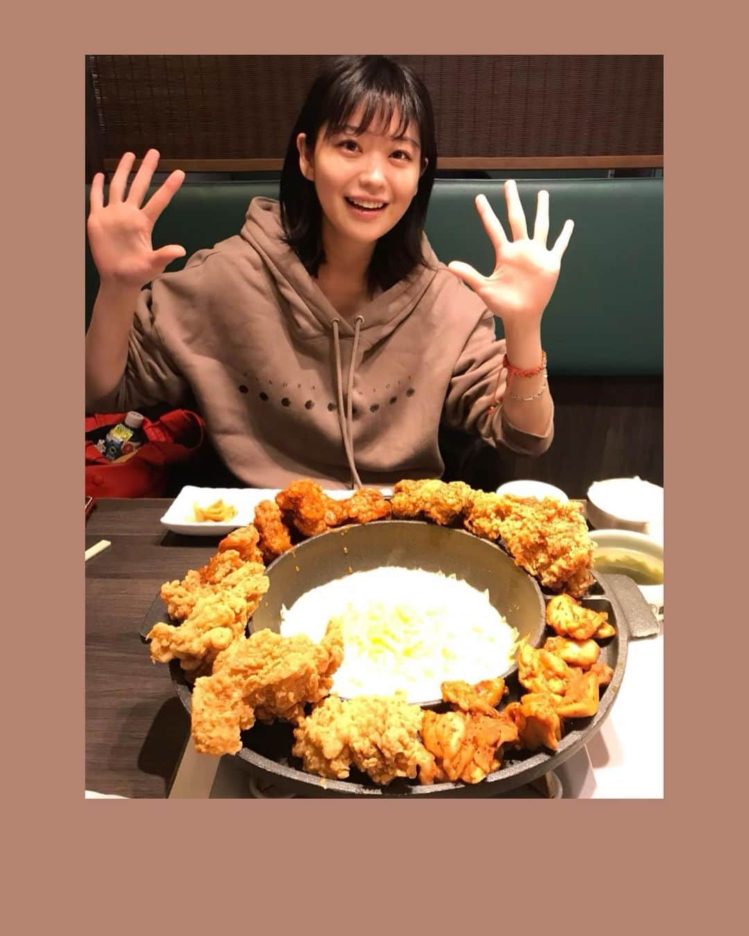 冨手麻妙さんのインスタグラム写真 - (冨手麻妙Instagram)「すべての肉の中で鶏肉が一番好きだし、韓国チキンは最後の晩餐に選んでも良いくらい愛してる🐣❤️❤️❤️  #韓国チキン #koreanfood #koreanchicken #치킨 #프라이드치킨 #新大久保グルメ」2月20日 21時26分 - amitomite