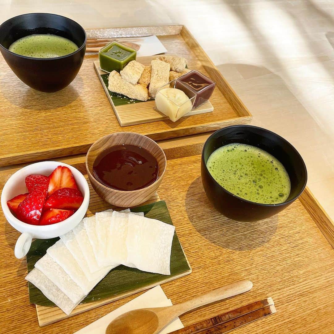 山上綾加のインスタグラム：「#いちご大福🍓   ＃茶酒金田中 📍表参道  このお餅と抹茶。 完璧すぎる。  たまにはプリン以外もw  #休日の過ごし方 #olの休日  #カフェ巡り #カフェ #和菓子 #苺大福#いちごスイーツ  #いちご大福#表参道カフェ  #表参道グルメ#表参道ランチ  #東京カフェ」