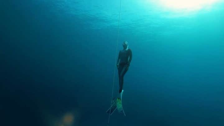 LuCyCoのインスタグラム：「いっしょに水深18mの世界にいってみよう🐠  ボトムタッチまであと5m きっと見える世界違うんだろうなぁ💙  まだ正しい耳抜きができなくて、身体は力んでしまってる状態　ふんふんいってるからすぐ苦しくなっちゃう笑  身体が海にゆだねられるようになる日を夢みて☪️  地上5mで踊ってた人間が、人魚になる練習か！  まわりを見渡せば、すごい人たちばかりで、そんな人たちに見せるには恥ずかしい たぶん、数年後の自分も、笑っちゃう動画だ😂  夢は、 AIDA4目指してたくさん自分と向き合って、しっかりフリーダイビングの知識を身につけて、自分らしい方法で海の素晴らしさと自分と向き合うことを伝えること🦭  あとイルカと泳ぎたい！！ 🐬💕  そしてたくさん作品も残したい〜✨  📸 @okinawa_clown.crown   #素潜り#フリーダイビング#スキンダイビング#沖縄#沖縄移住#海#水中#水中写真#水中動画#自由潛水#美人鱼#海が好き#ブルーチャージ#freediver#freediving#freedive #freedivinglife#okinawa#apnea #underwaterphotography」