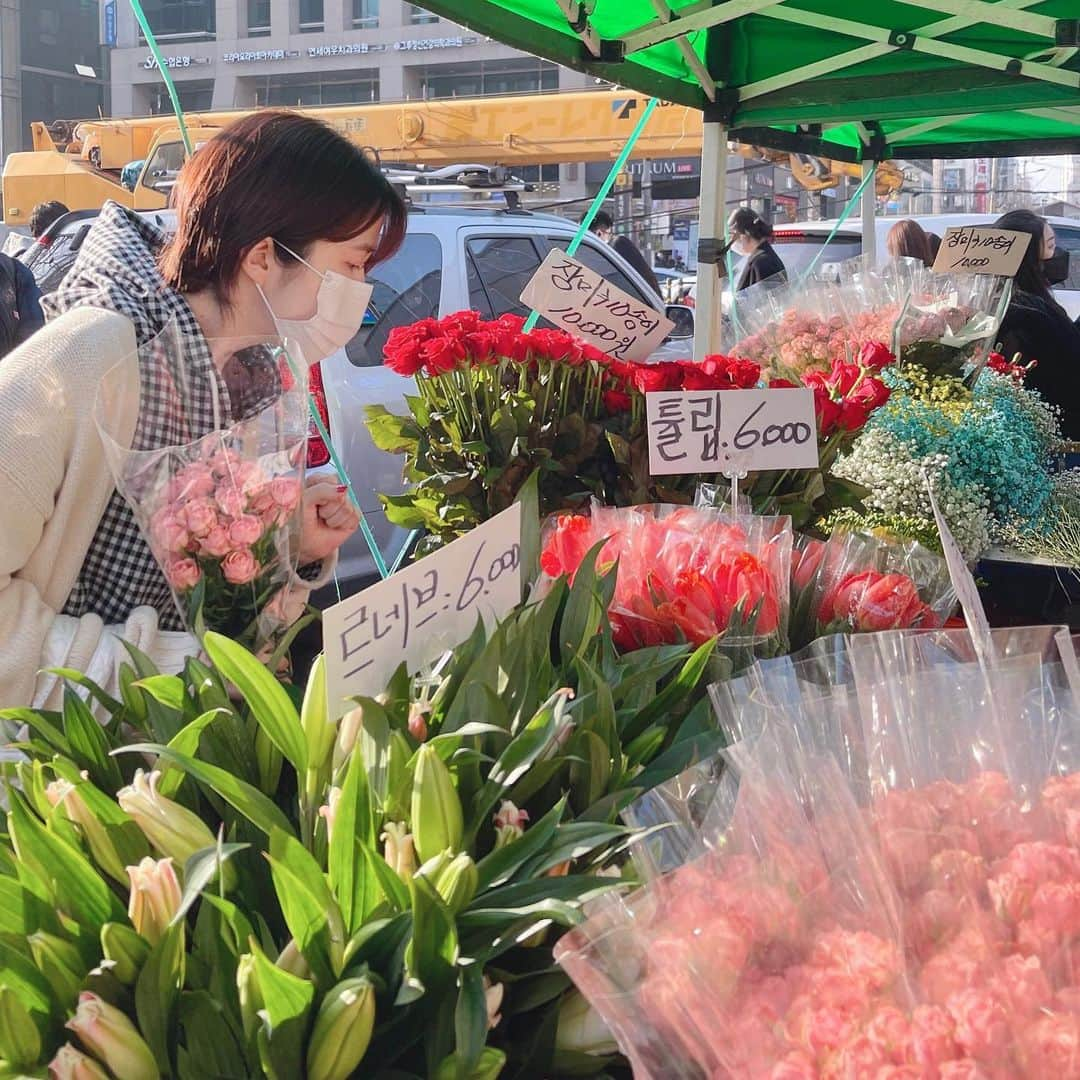 ネオンムーンさんのインスタグラム写真 - (ネオンムーンInstagram)「튤립이랑 미니장미를 사가지고 오는 길🌷🌹 날씨도 좋고, 화병이랑 빨간 튤립이 찰떡이라 기분좋은 토요일🥴💕」2月20日 21時27分 - neon__moon