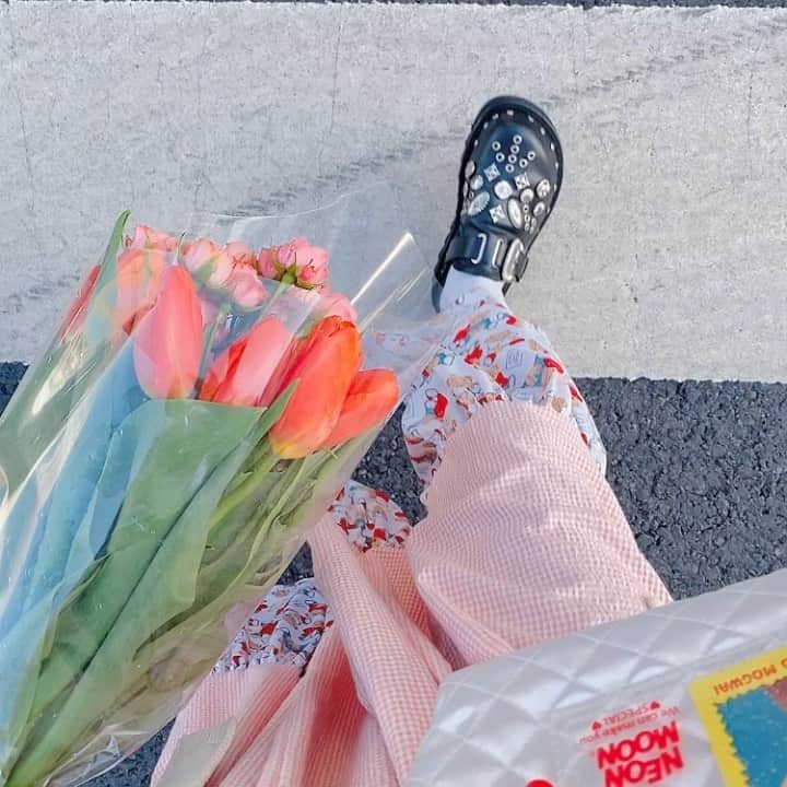 ネオンムーンのインスタグラム：「튤립이랑 미니장미를 사가지고 오는 길🌷🌹 날씨도 좋고, 화병이랑 빨간 튤립이 찰떡이라 기분좋은 토요일🥴💕」