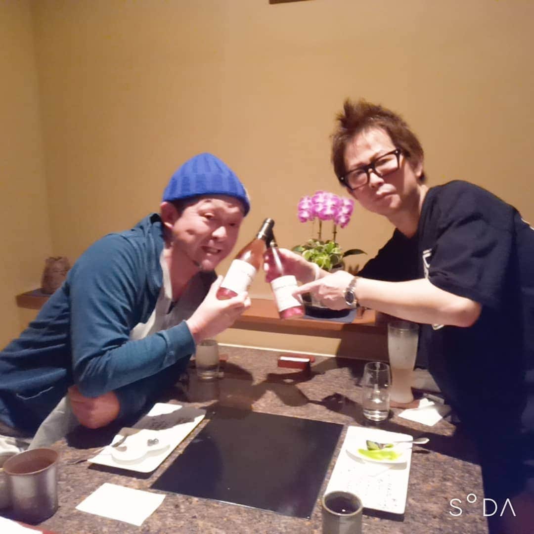 松本隆博のインスタグラム：「。 みつが、僕の誕生日会してくれたー。 なのに、、みつの誕生日が2月17日 なのに。( ´ •̥  ̫ •̥ ` ) いやーーーー、ありがとう。 嬉しいよ。 笑顔素直還暦(^^)  ～人生遊歩道～」