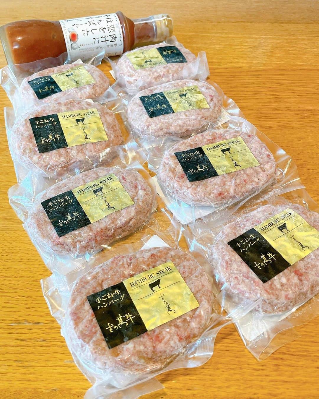 フォーリンデブさんのインスタグラム写真 - (フォーリンデブInstagram)「あの肉の匠ハンバーグ！ 静岡県の富士宮にある【さの萬（さのまん）】と言えば、日本におけるドライエイジングビーフのパイオニアとも言われる精肉店🌟 なんと自慢の牛肉を使った「さの萬牛ハンバーグ（8個＋ソースで送料別3800円）」をお取り寄せできるので、さっそく購入してみたら、肉感の強い粗挽きなのに、箸でほろりとほぐれる柔らかさ🙌✨ しかもセットで付く「肉汁に恋をしたはんばーぐそうす」なる専用デミグラスソースが、野菜ベースの甘味と酸味のバランスが秀逸で、むしろこのソースさえあればどんなハンバーグでも美味しくなっちゃいそうだよ😂 - さの萬（Sanoman） さの萬牛ハンバーグ 通販（冷凍）で全国発送OK ホームページなどから注文可 @sanoman29 - #お取り寄せ #お取り寄せグルメ #通販グルメ #さの萬 #さの萬牛ハンバーグ #ハンバーグ #8個入りを買っちゃったけど #3個入り960円もあった #ハンバーグソース単品は650円 #お肉も美味しいけど #ソースが魔法のアイテム #なんにでもかけたい ▼ ジャンル検索 #フォーリンデブお取り寄せ」2月20日 21時27分 - fallindebu