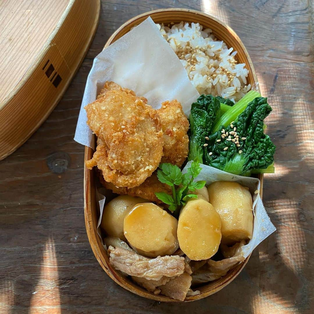 aomojiのインスタグラム：「今日のお弁当  胸肉の塩漬け薄切りして竜田揚げ チヂミ小松菜お浸しポン酢和え 里芋と湯通し豚肉の炒り煮 玄米入りご飯  2021.2.20  昨年皮を剥いて冷凍しておいた里芋 としゃぶしゃぶ用のロース肉炒めてから甘辛煮おかずになりました。  #お弁当#わっぱ弁当 #大人弁当#サラメシ弁当 #日々のこと #obento #foodstagram #foodporn #japanesefood #yummy #life #aomojibento」