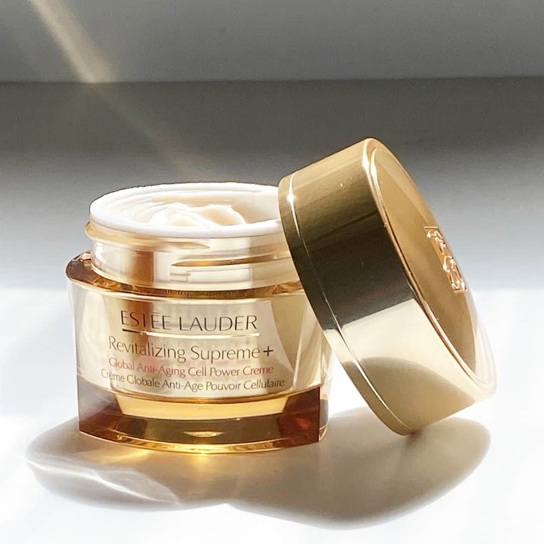 エスティローダーのインスタグラム：「Saturday plans? #Selfcare & me time! 😉  Add #RevitalizingSupreme to your #skincareroutine for that extra pampering and moisturizing touch. With the Moringa extract🌿 formula and pro-collagen technology, this #EsteeMoisturizer leaves skin feeling nourished and healthy. ✨ Tap to shop!  Visit our Instagram Guide, Moisturizer 101, if you're looking to learn more about our #moisturizers!  📸: #EsteeTeam @jodi_nagelsphy」