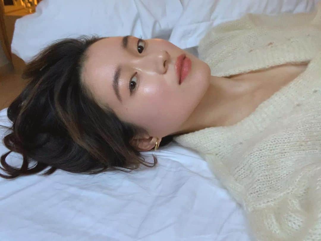 吉竹美聡のインスタグラム：「spring makeup 🪄〰️ 最近は透け感のある旬な色を使ったメイクが好きです👄 お花に癒されるように可愛いコスメたちにもときめく春🍓  目元は エテュセ　アイエディション02.プリズムベージュ  くちびるは リップエディション ティントルージュ04.アンバーベージュ グロス10.シアーベリーを重ね付け🫐  #春メイク  #ettusais #pr」