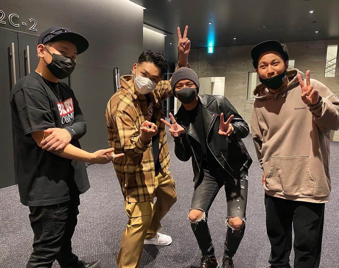 KAZUKI【ANFiNY】のインスタグラム：「こんな楽しいLIVE初めてやったかも😆✨ MOCAさん！ご招待ありがとうございました😭🙇‍♂️  楽し過ぎて写真ガニ股やしww  楽しくて面白くて感動して 鳥肌たったしやっぱりLIVEっていいなって思った。  早くLIVEしたいな😭  ベリーグッドマンの皆さん 本当にお疲れ様でした！  このご縁に感謝して おれも頑張るぞい😤💪  #ベリーグッドマン #ツアーファイナル #ANFiNY #KAZUKI」