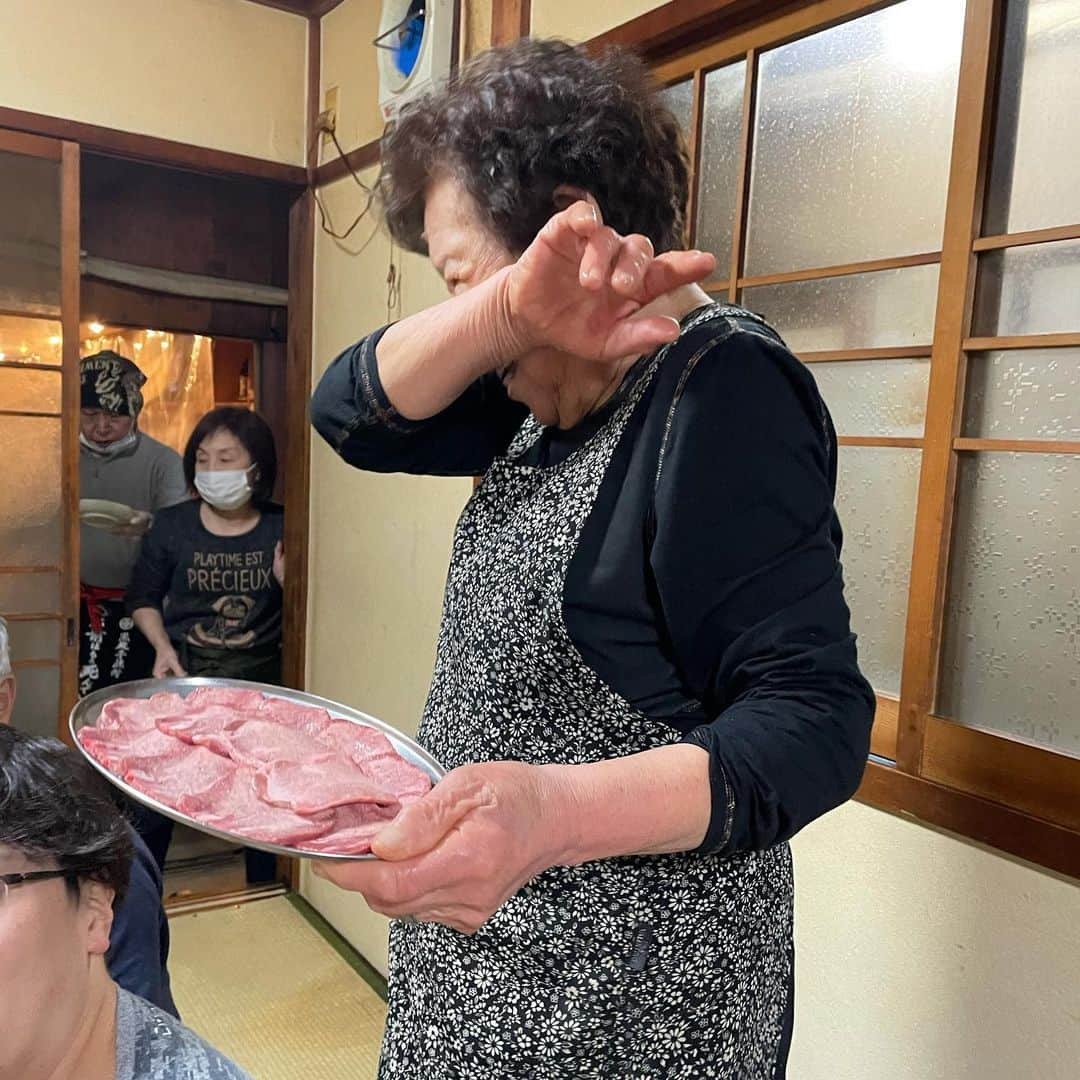 山岸久朗さんのインスタグラム写真 - (山岸久朗Instagram)「この超予約困難な焼肉店に、マイ肉を持ち込むとか、そんなんアリ⁉️神戸のシェフはトリュフ持ち込んでるし、東京の弁護士はチャミスル持ち込んでるし…みんな自由人ばっかりやなぁ  #自由人 #フリーマン #クライングフリーマン #中勢以 #京都中勢以 #京中 #熟成肉の中勢以 #熟成肉 #神戸北野ホテル #山口浩 #ニュー万長 #万長 #五番町  #超予約困難 #超予約困難店 #一見さんお断り#塩タンは常連しか出ない」2月20日 21時41分 - yamaben