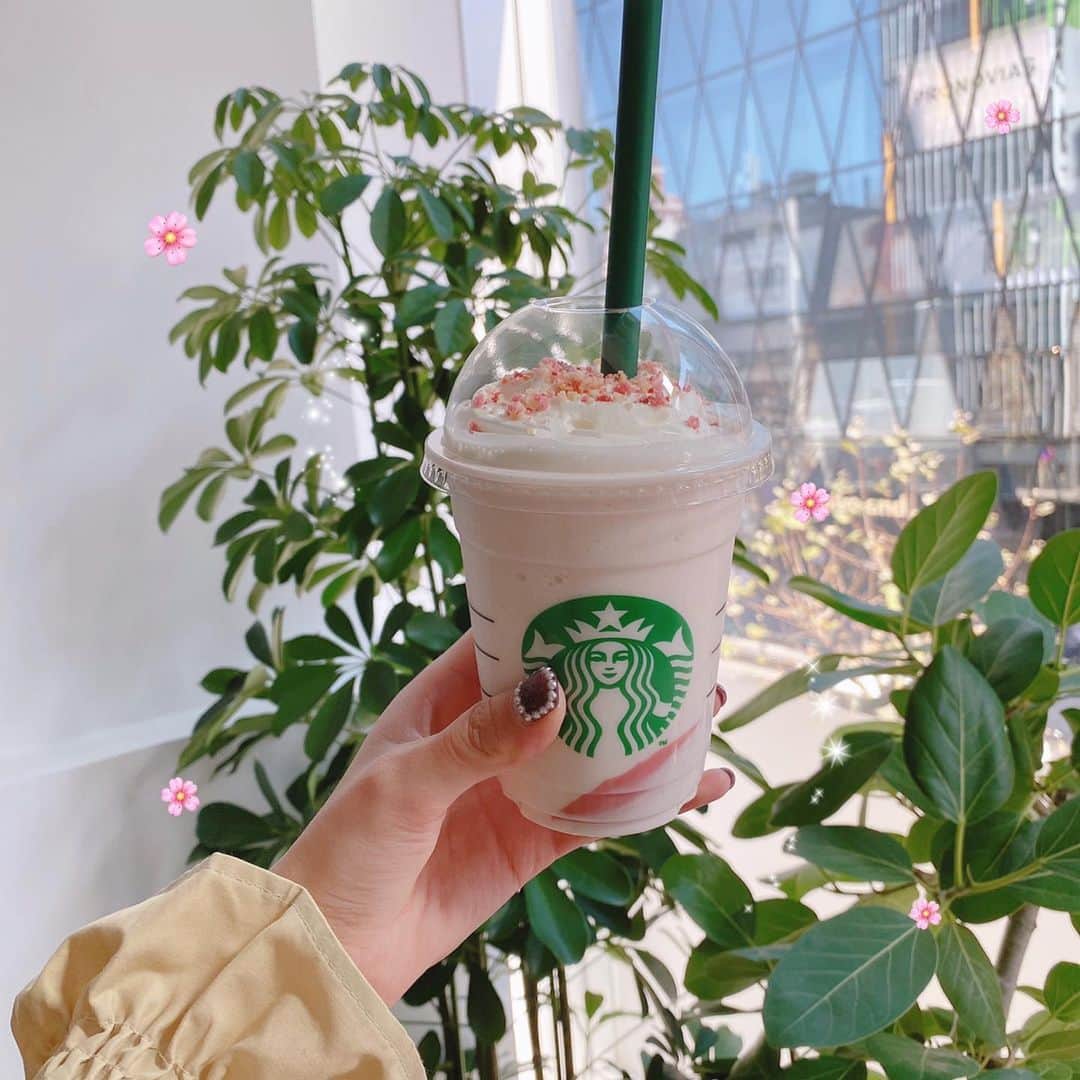 mimのインスタグラム：「今日は暖かかったから スタバの新作のフラペチーノ飲んじゃった🌸 ホイップ少なめにした！下に入ってるラズベリーのパンナコッタも美味しくて最高だった〜皆はもう飲んだ？💁‍♀️  #starbucks #🌸」