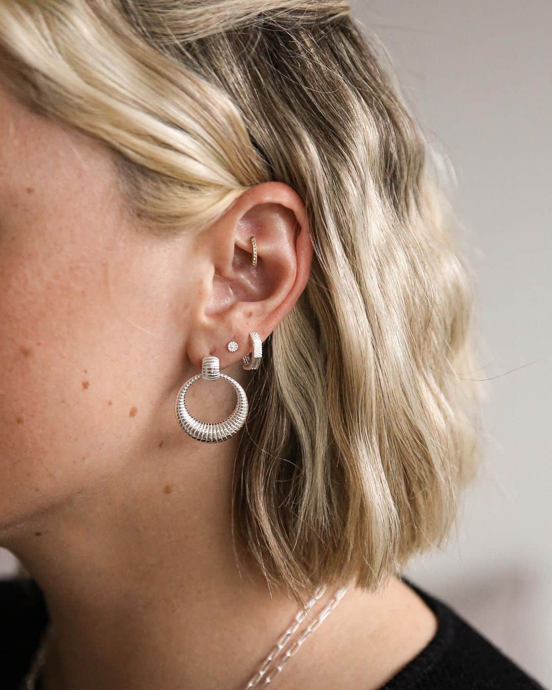 Estée Lalondeのインスタグラム：「Need more piercings 🤍 @daisy_jewellery #esteelalondeXdaisy   Photo: @rebecca.munroe」