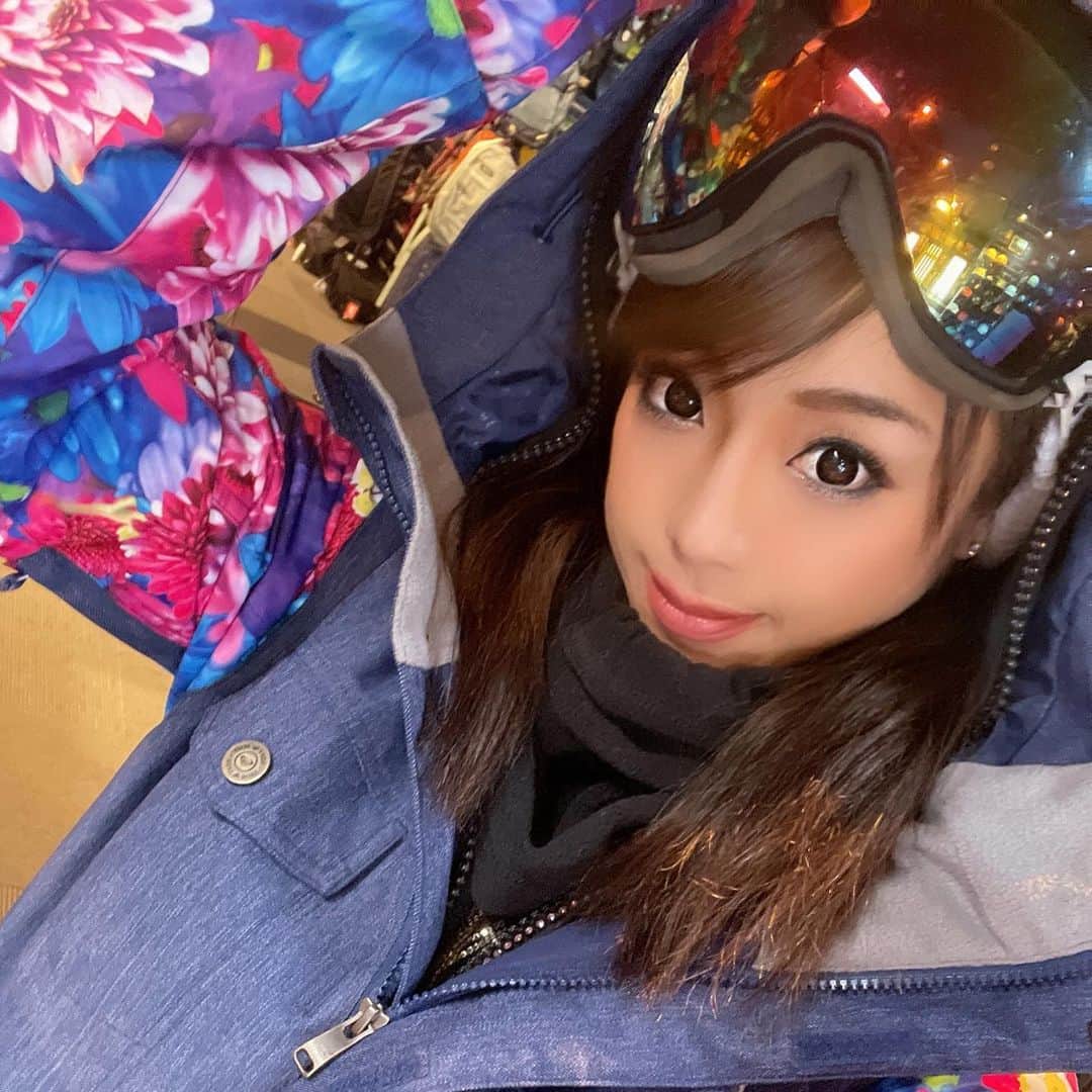maikoのインスタグラム：「新潟スノボっ☃️🏂✨ . 舞子と神立っ🐿. なーんとMy boardがびっくり12年ぶりにおニューの最新モデルに変身〜🙌🏻💕 STEP ONって足を乗せるだけでカチッとハマっちゃう楽チンすぎるハイテクブーツ＆雰囲気の色合ぃが可愛ぃ板〜🏂✨✨✨. 嬉しぃすぎるっっ☺️✨. . 温泉が熱すぎて、雪で必死に冷ましてから入って飲んだキンキンのビールが最高すぎたっ✨.」