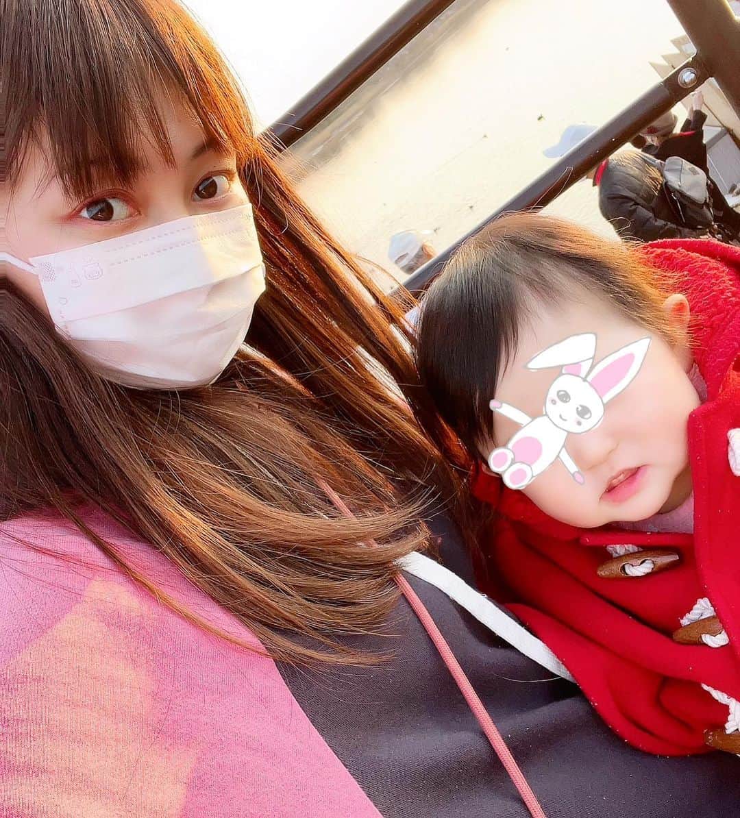 のインスタグラム：「今日はあたたかくて、散歩が気持ち良かったです🤗✨ 明日は朝から散歩しよっと✨  #娘と #お散歩 #気持ちいな」
