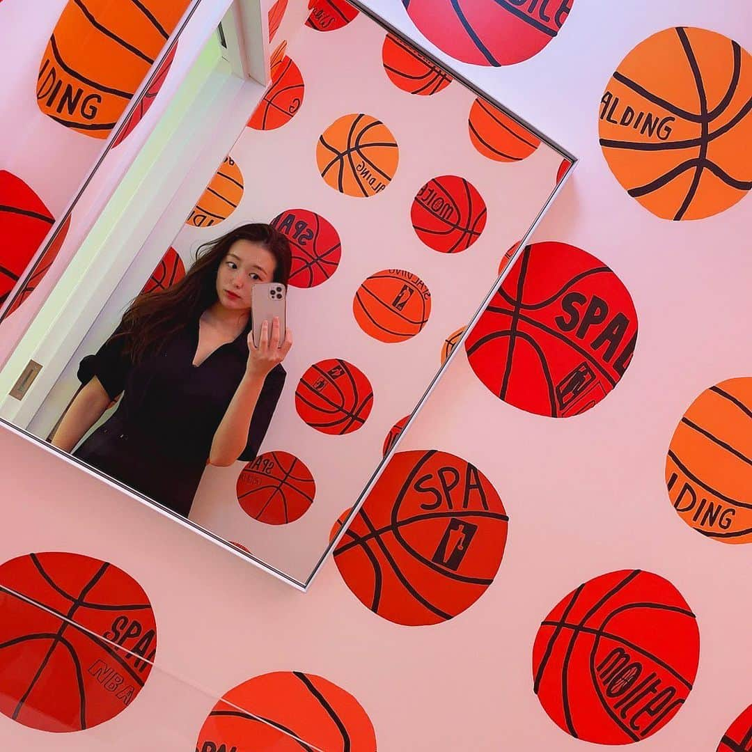 市原佑梨さんのインスタグラム写真 - (市原佑梨Instagram)「🏀🌈✨✨✨  #art#artofinstagram#artgallery #artoftheday#artofinstagram#makila#terradaartcomplex#fashiongram#fashionstyle#fashionista#ootd#fashion#dress#zara#blackdress#私服#ワンピ#ワンピースコーデ#ザラ#ワンピース大好き#ブラックワンピース#ブラックワンピ#ザラワンピ#ザラジョ #ザラコーデ #ザラ購入品#ざら#zaraワンピース」2月20日 21時38分 - yuri_ichihara