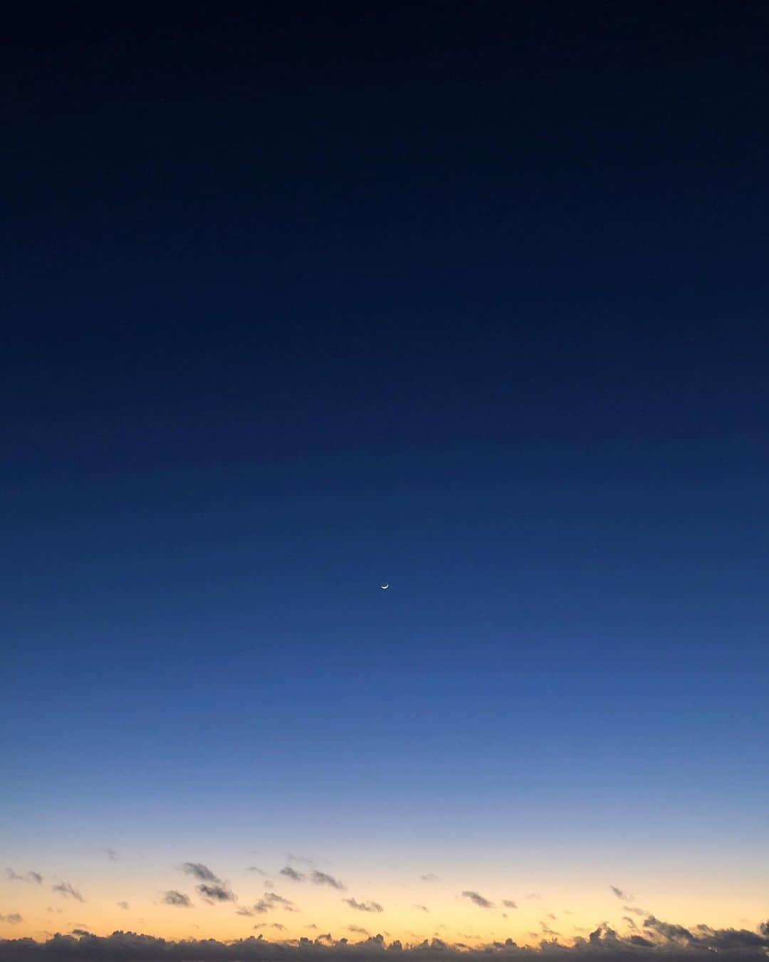 MARINAさんのインスタグラム写真 - (MARINAInstagram)「☁️🌛☁️ . お月様が笑ってるみたいで綺麗だった。 癒やし♡ . #sunset #sunsetview #moon #moonlight #beautiful #beautifulview #beautifulsky #nature #naturephotography #nofilter #okinawa #サンセット#無加工 #沖縄」2月20日 21時38分 - marina___oki