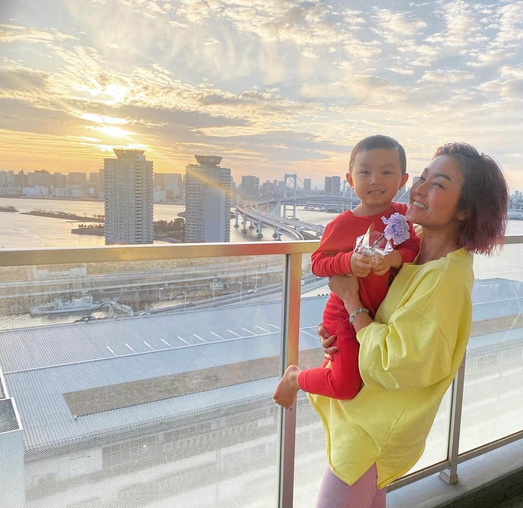 Nazukiのインスタグラム：「🌹𝓥𝓪𝓵𝓮𝓷𝓽𝓲𝓷𝓮 𝓰𝓲𝓯𝓽🌹  親子でいい笑顔🥰🥰🥰  レンが選んでくれたお花💐 レンの大好きな色の紫💜  渡すのが大好きで、何回も、もう一回〜って😭  きっとママが喜んでるのが嬉しいんだなー😭✨  お礼に💋チューしたら、 濃厚な男らしい💋を頂きました🙏😭 ❸動画  ❷は、happy〜ハロウィンになってるけど😭  プレゼントを渡す気持ちと、 もらったらこんなに嬉しいんだって気持ちを知ってもらえて、私も、幸せな気持ちになり、2人して幸せなひとときを噛み締めました🥰🥰  子育てを通じて、大切な気持ち　ピュアな気持ちを、 改めて気付かさせてくれる😇  空も綺麗で心を輝かせてくれてる🌟✨ thank you💛🌹💜  #valentine #happyvalentine  #flowers #present  #mama #myson #3yearsold #love #babyboy #バレンタイン　#バレンタインギフト　#お花 #プレゼント　#男の子ママ #3歳男の子　#シンママ #愛　#家族 #海 #空 #子育て #大好き #幸せ #ママ #心 #綺麗 #アウトドア #笑顔 #thankyou #チョコレート」
